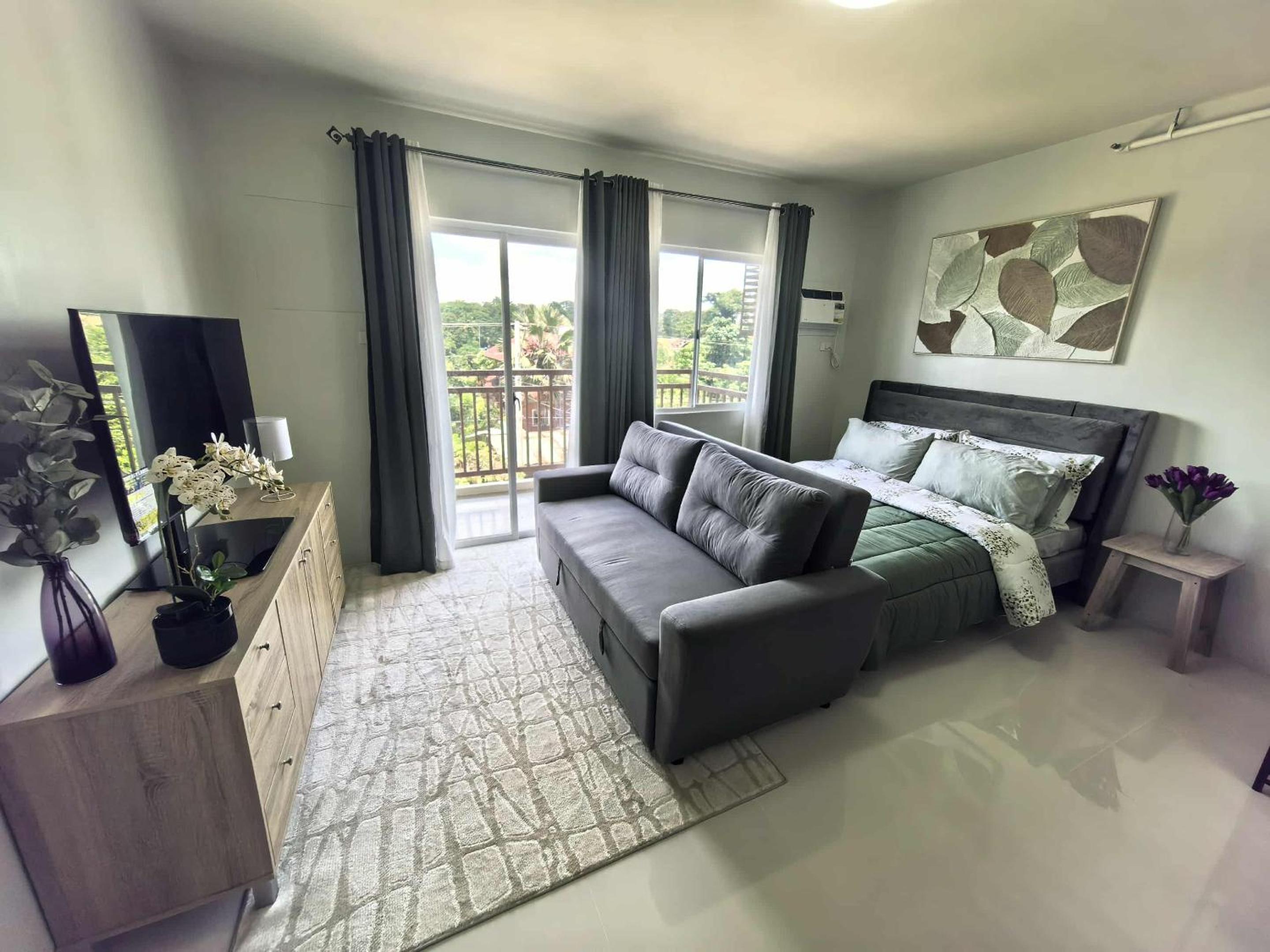 Stylish Condo Studio, Neflix, Pool, Balcony and near Airport