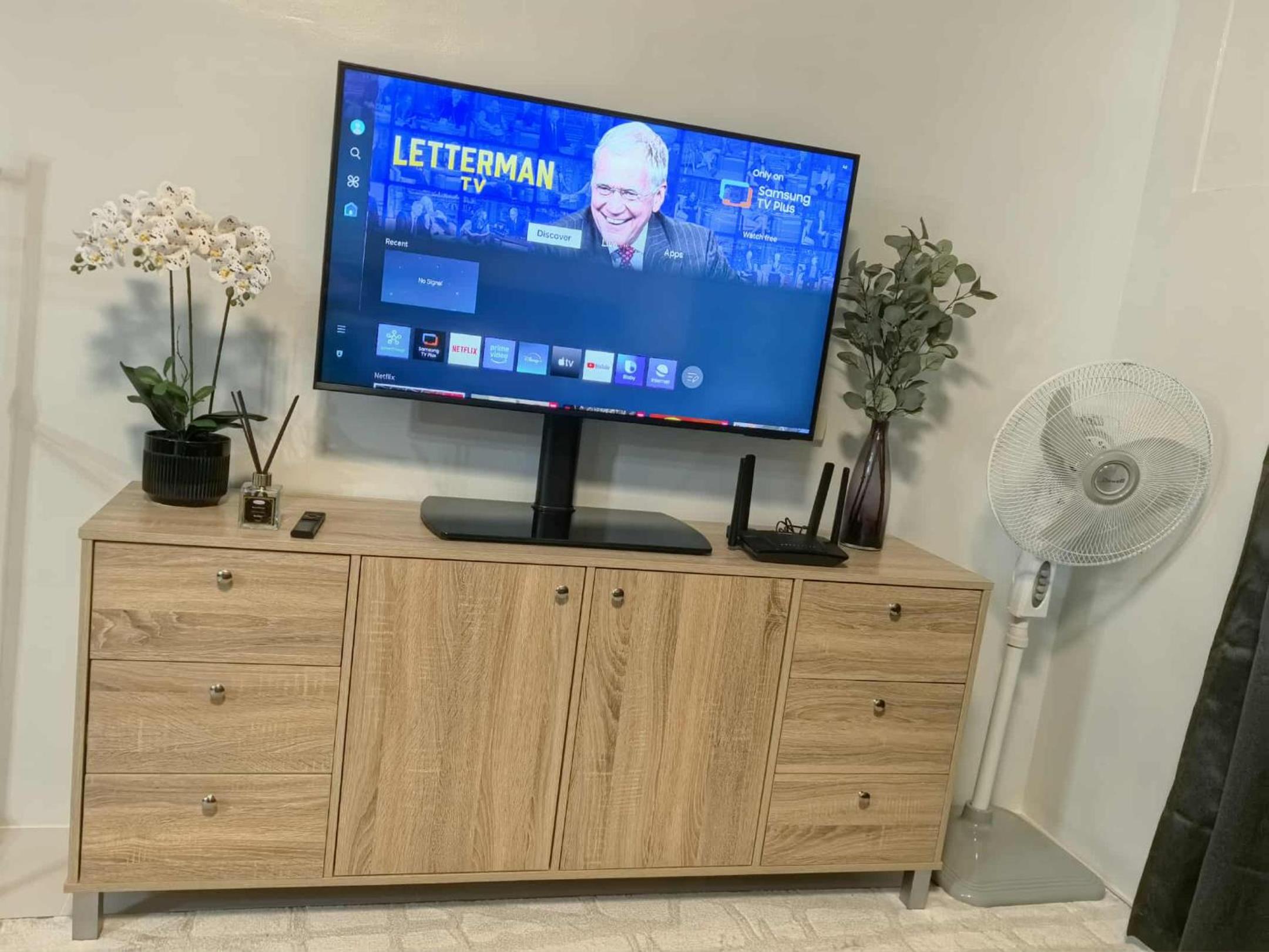 Stylish Condo Studio, Neflix, Pool, Balcony and near Airport