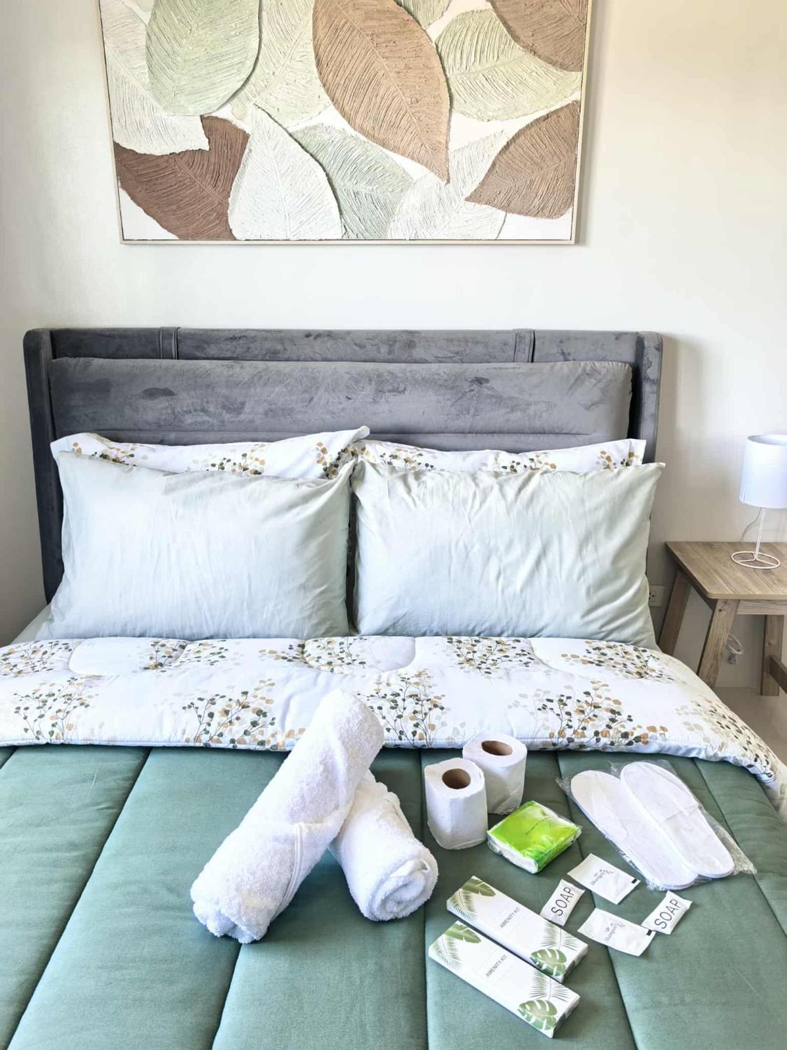 Stylish Condo Studio, Neflix, Pool, Balcony and near Airport