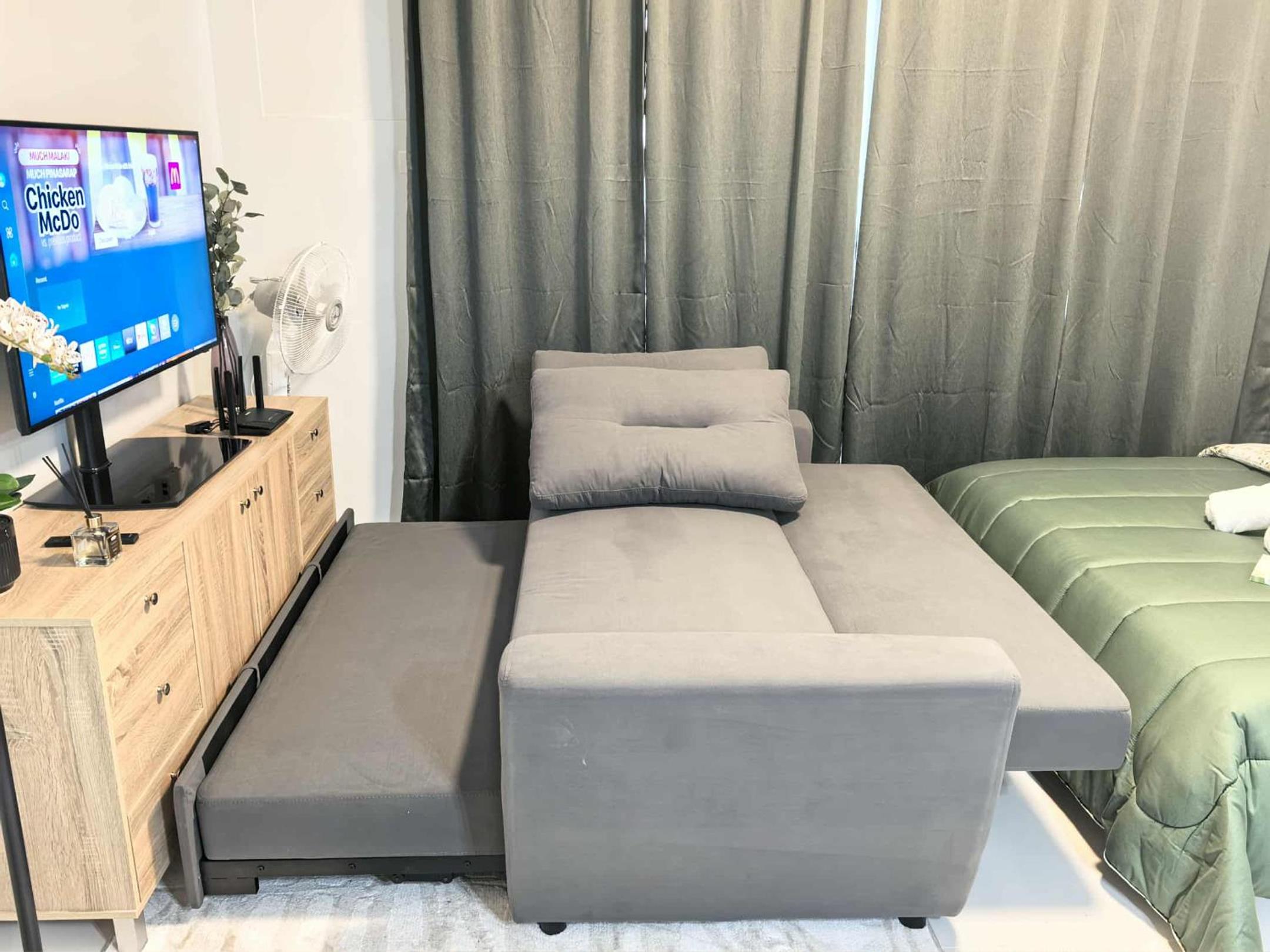 Stylish Condo Studio, Neflix, Pool, Balcony and near Airport