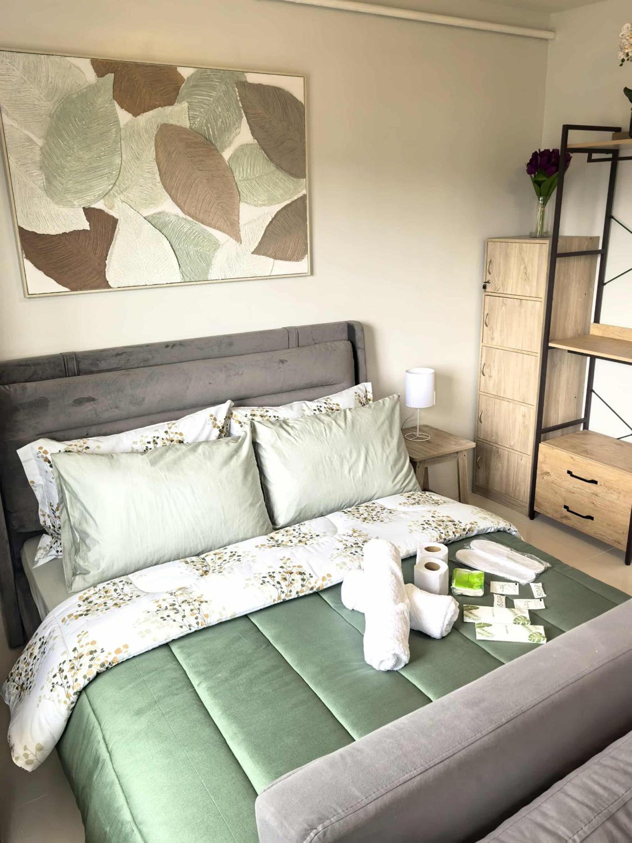 Stylish Condo Studio, Neflix, Pool, Balcony and near Airport