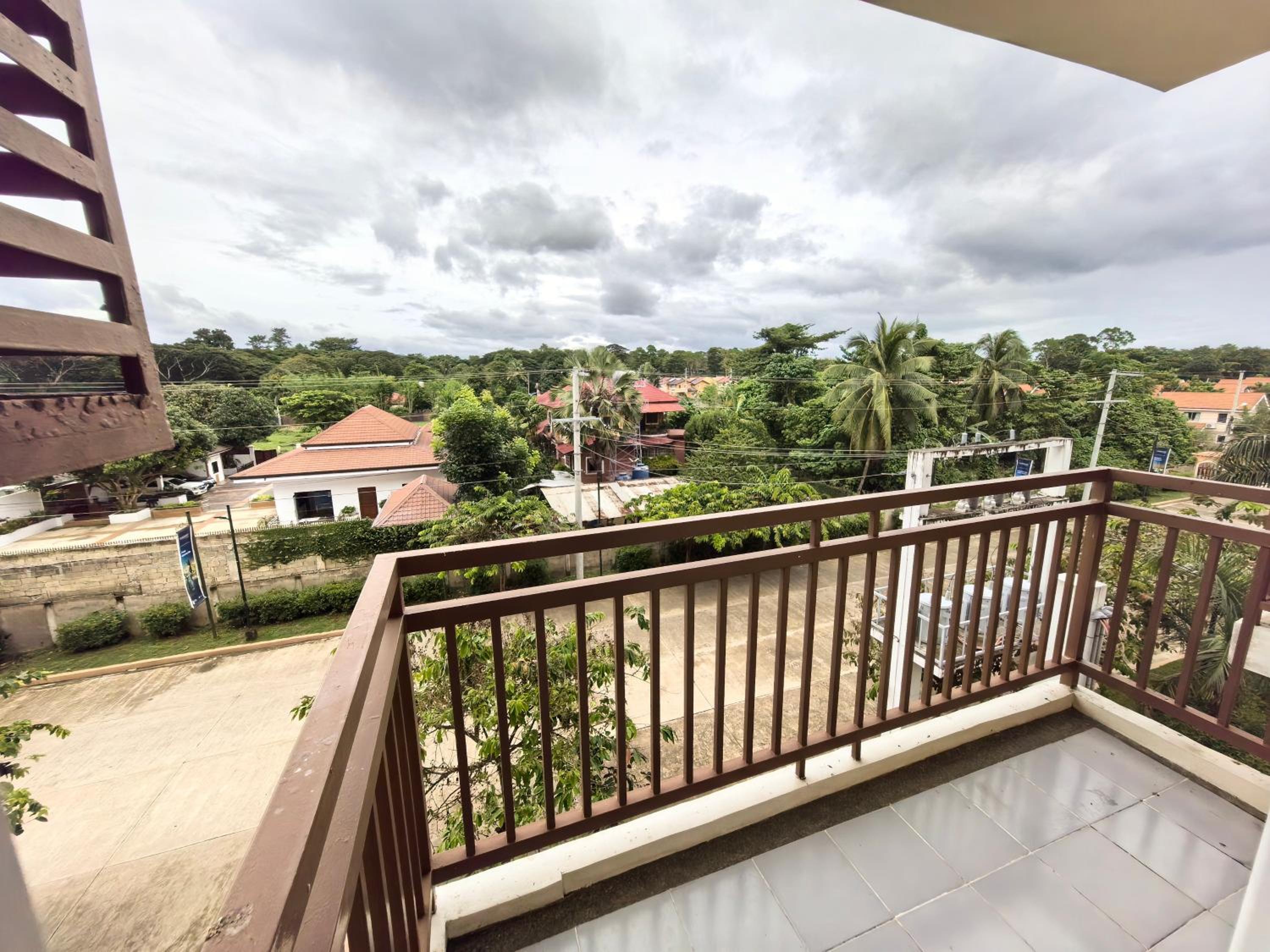 Stylish Condo Studio, Neflix, Pool, Balcony and near Airport