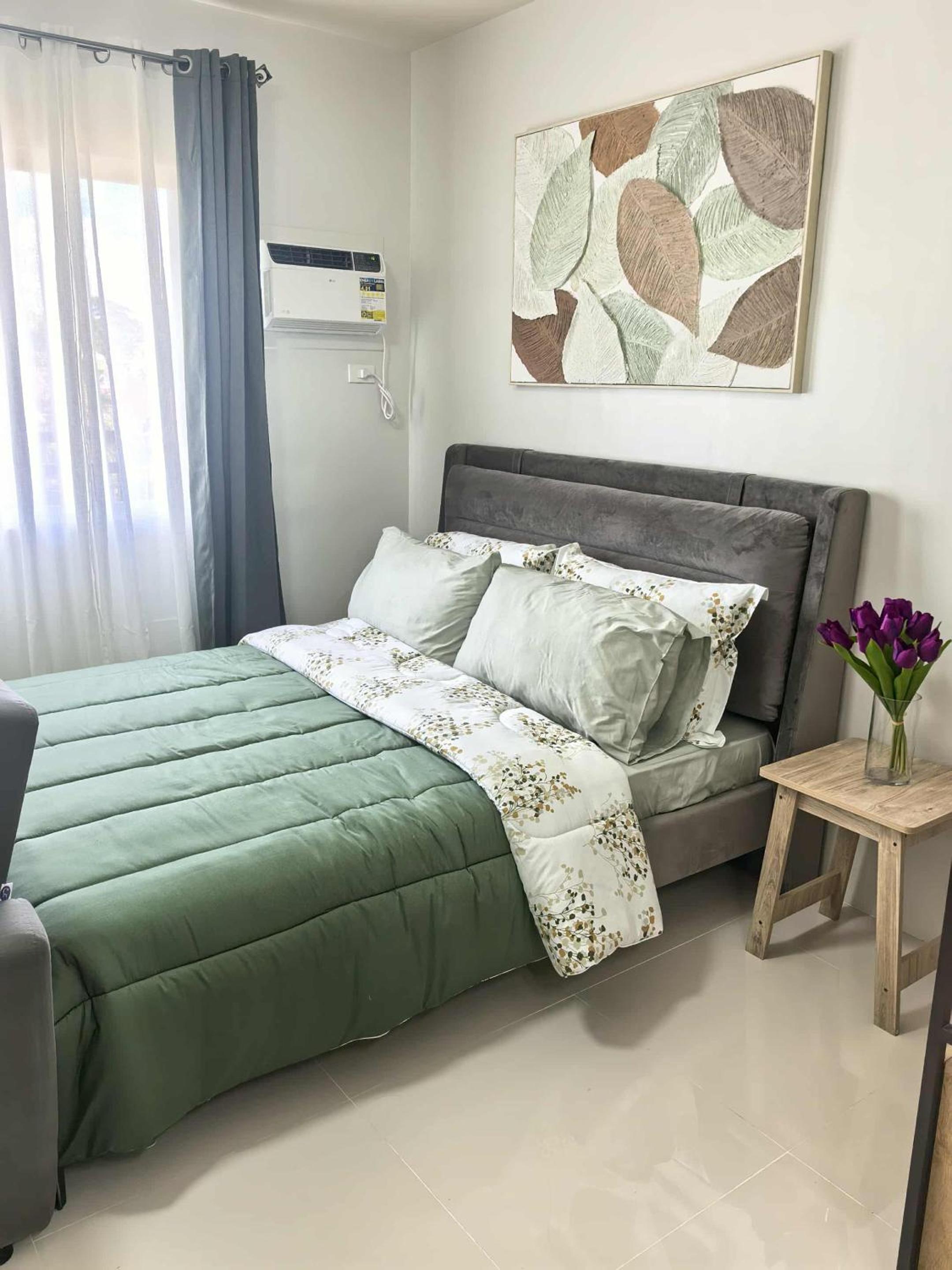 Stylish Condo Studio, Neflix, Pool, Balcony and near Airport