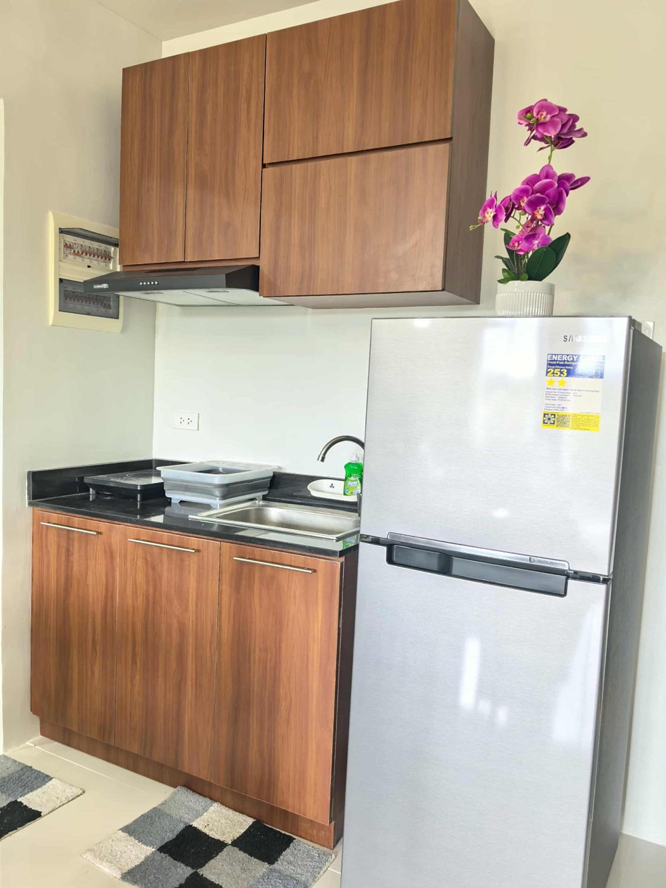 Stylish Condo Studio, Neflix, Pool, Balcony and near Airport