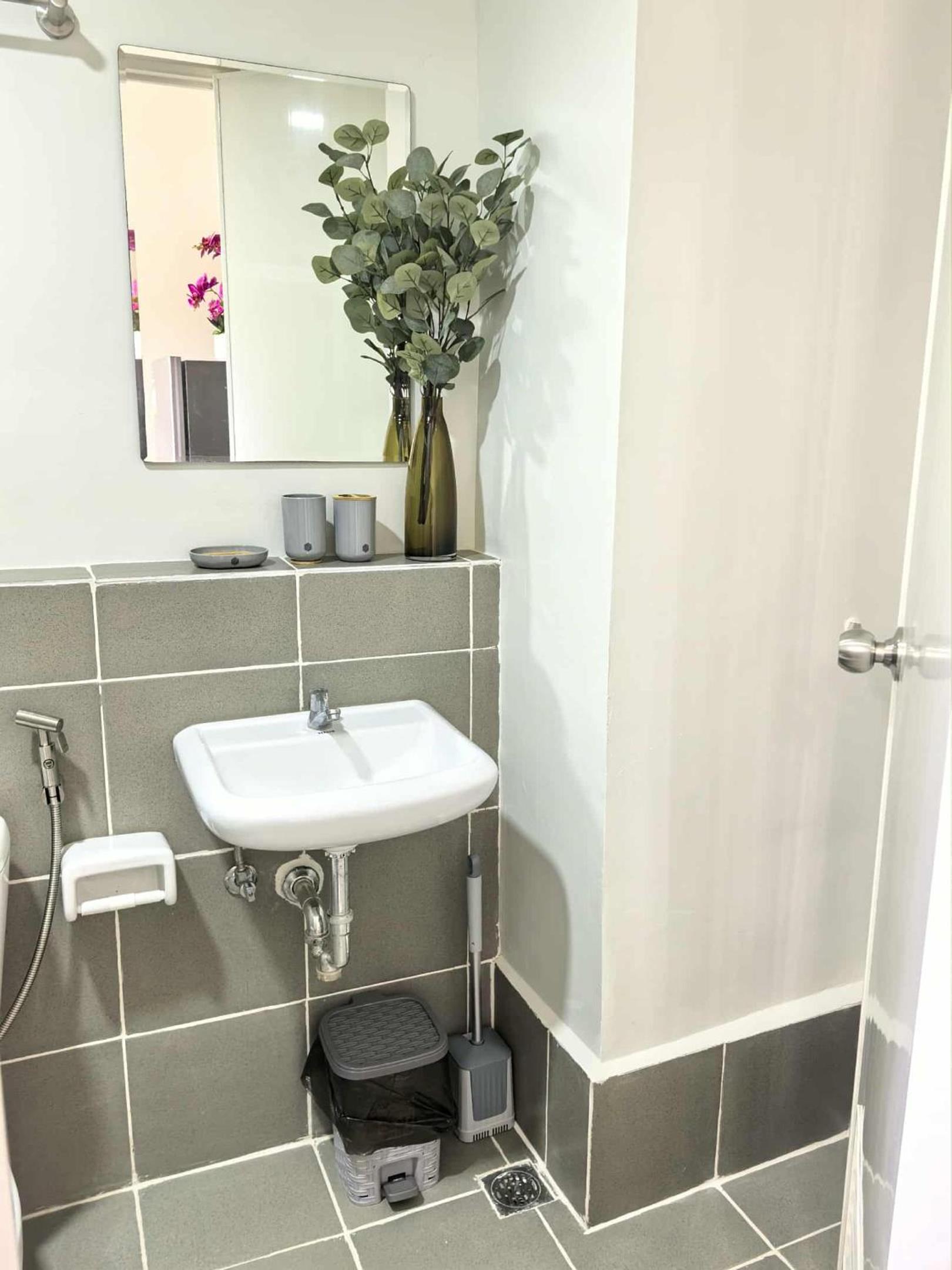 Stylish Condo Studio, Neflix, Pool, Balcony and near Airport