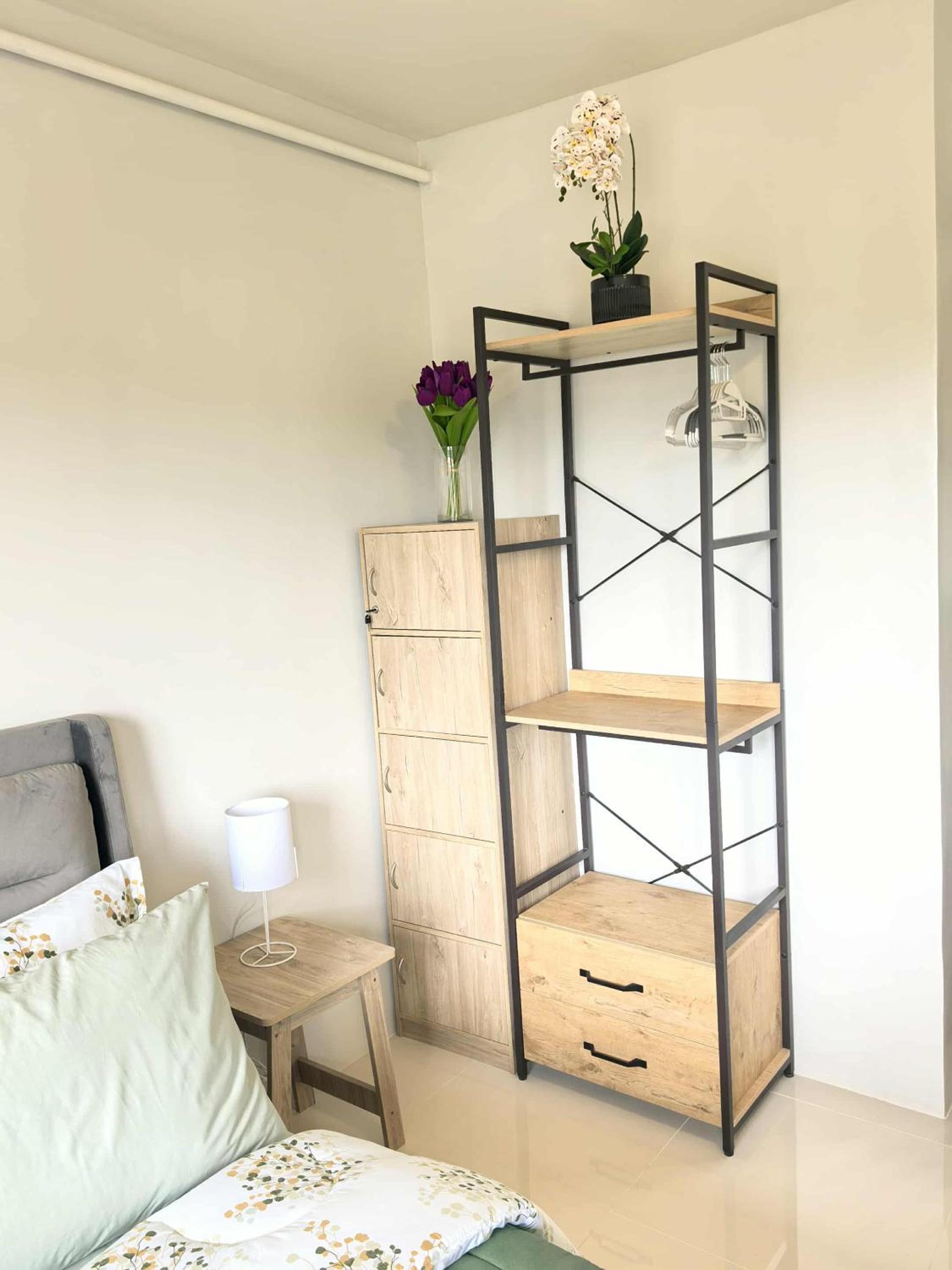 Stylish Condo Studio, Neflix, Pool, Balcony and near Airport