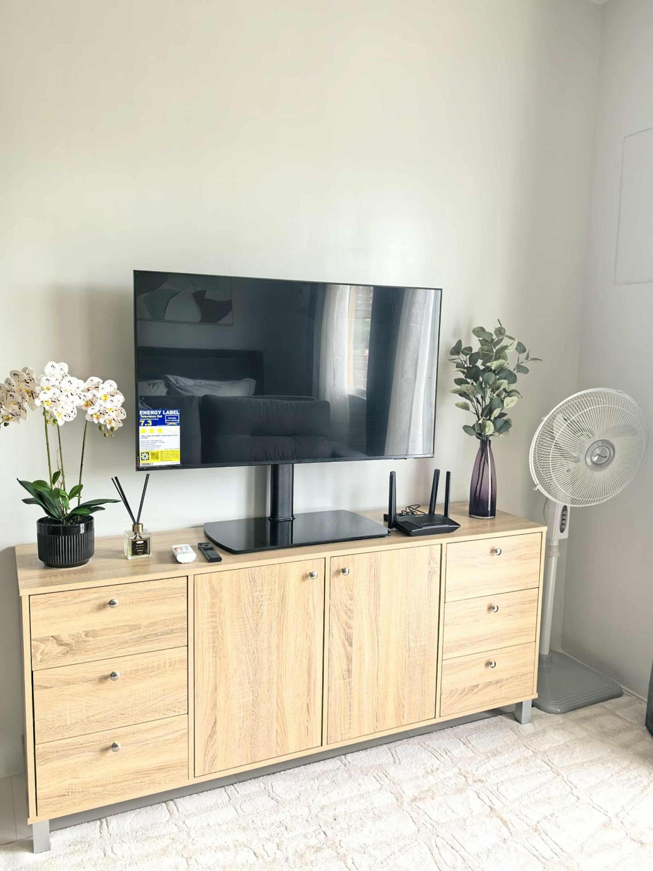 Stylish Condo Studio, Neflix, Pool, Balcony and near Airport