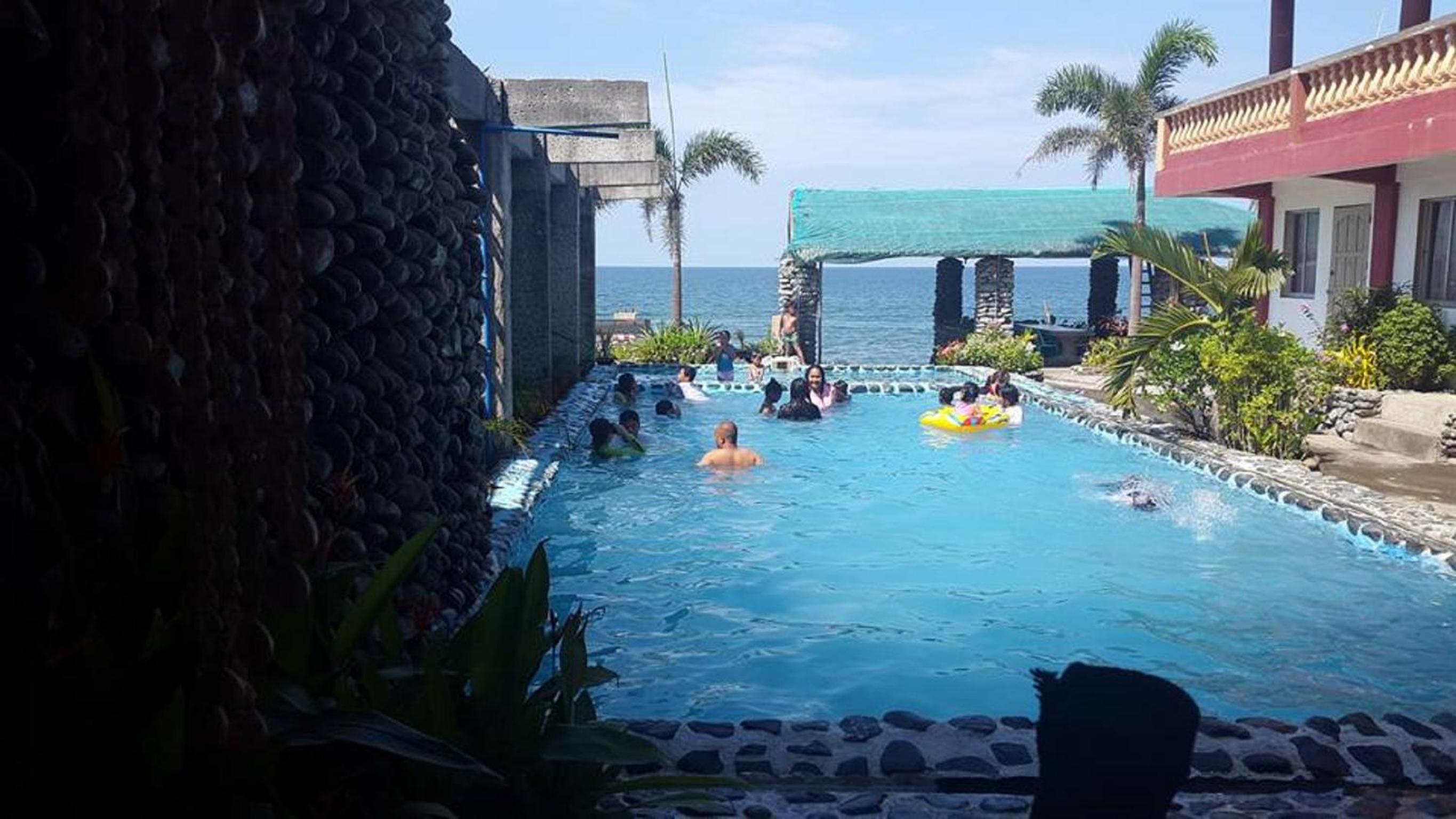RedDoorz @ White Castle Beach Resort Iba Zambales view 4