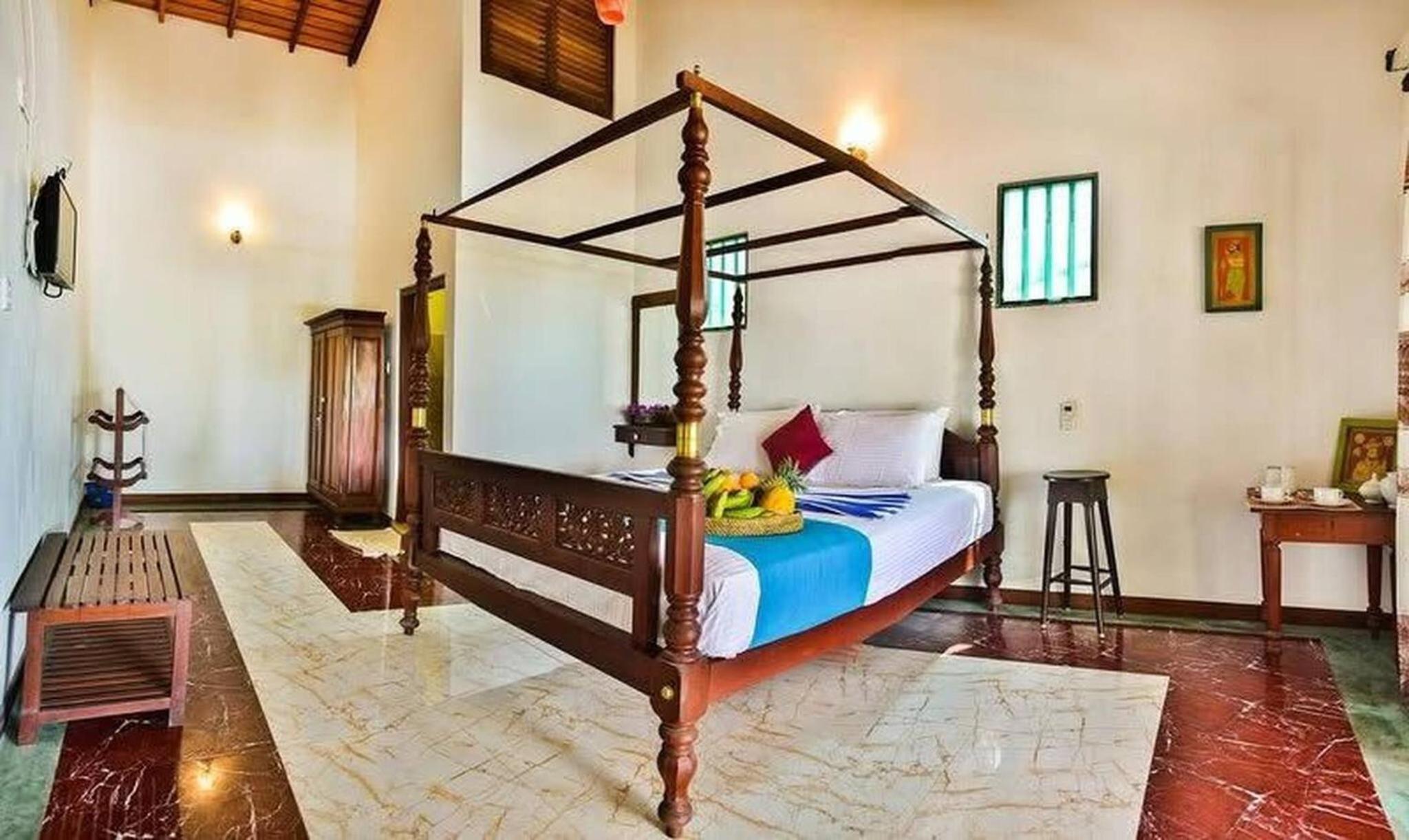 Villa Camellia Garland