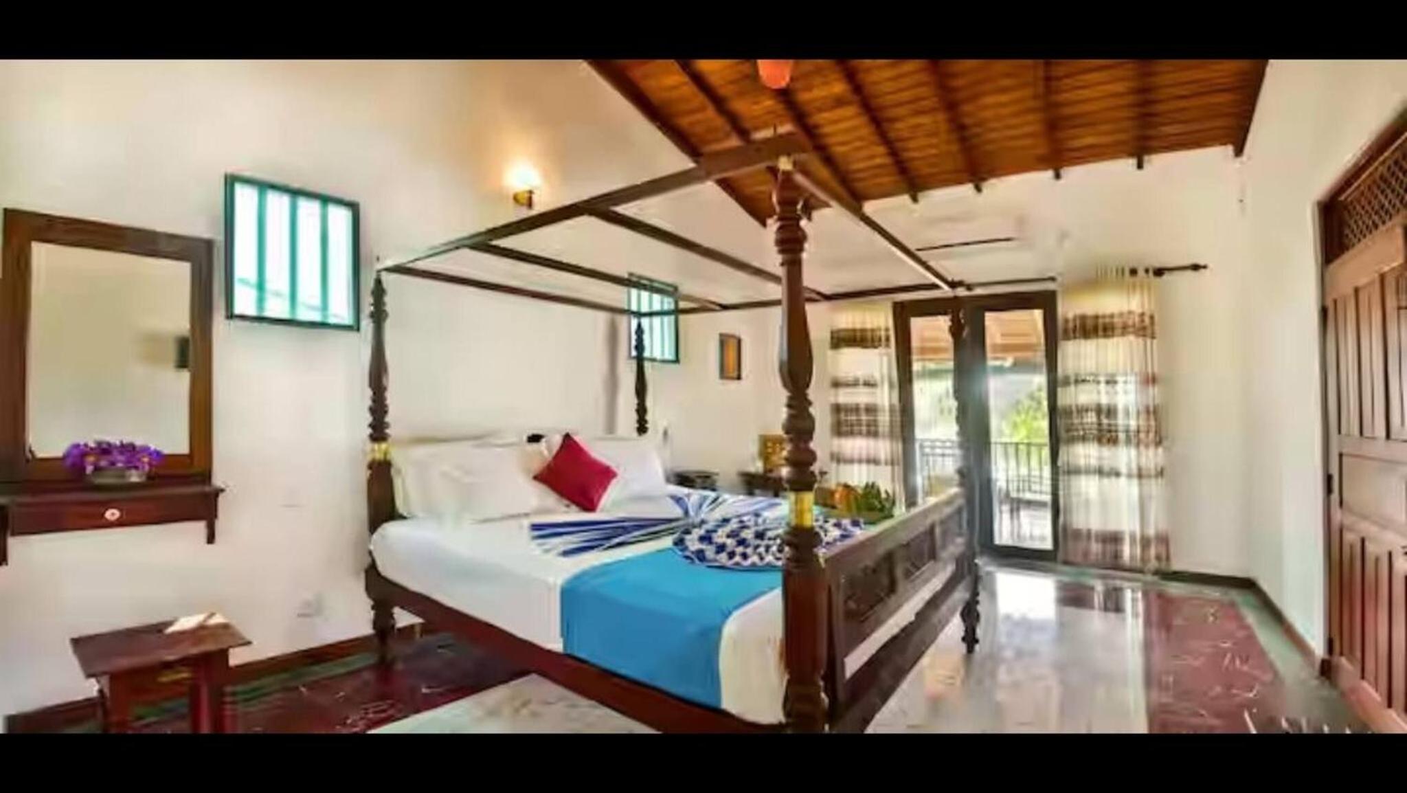 Villa Camellia Garland