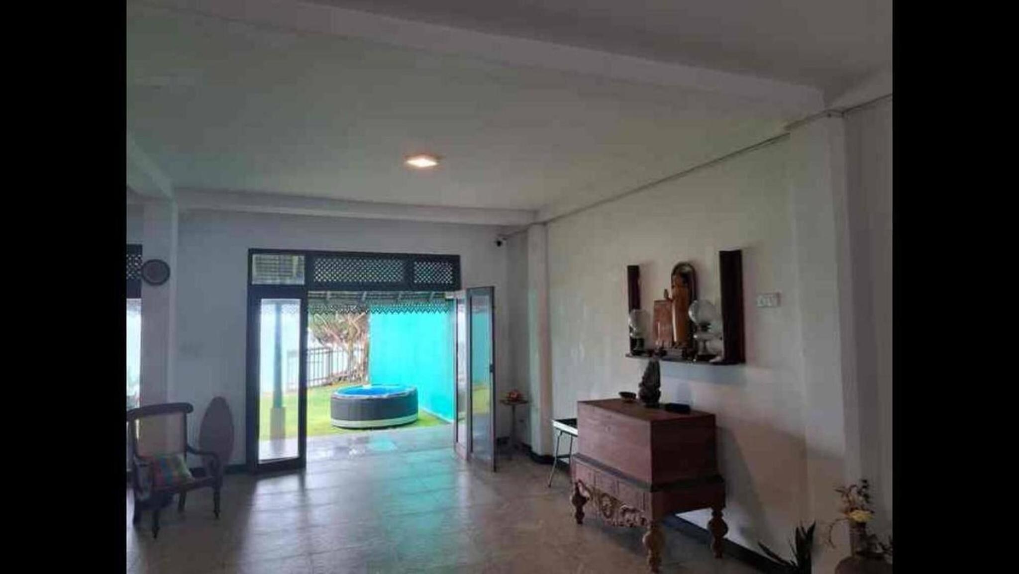 Villa Camellia Garland
