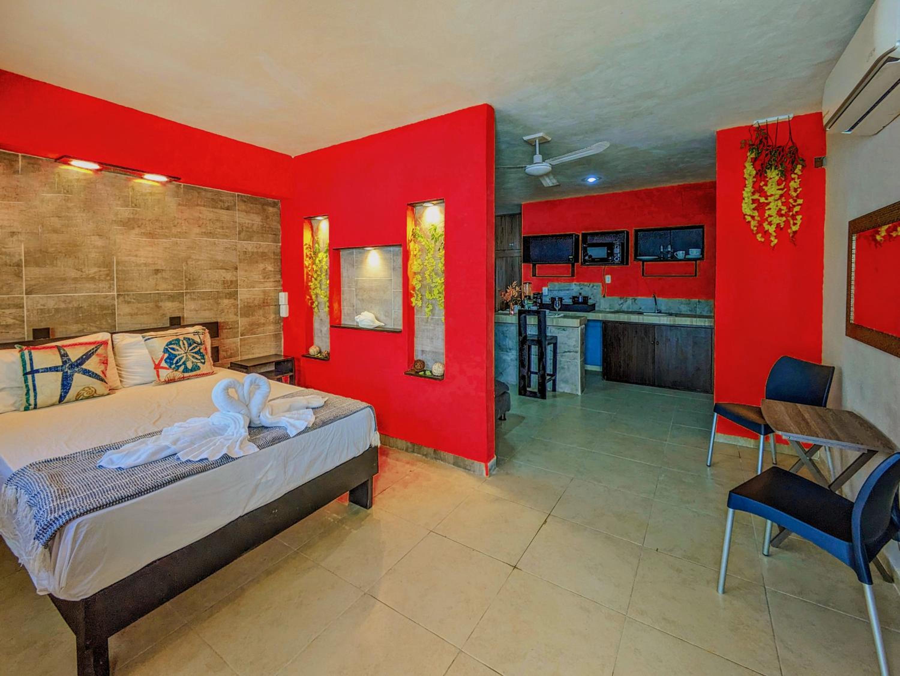 Romantic Apartment for You with King Memory Foam Bed, Full Kitchen, 8 Min Walk to Beach 6B