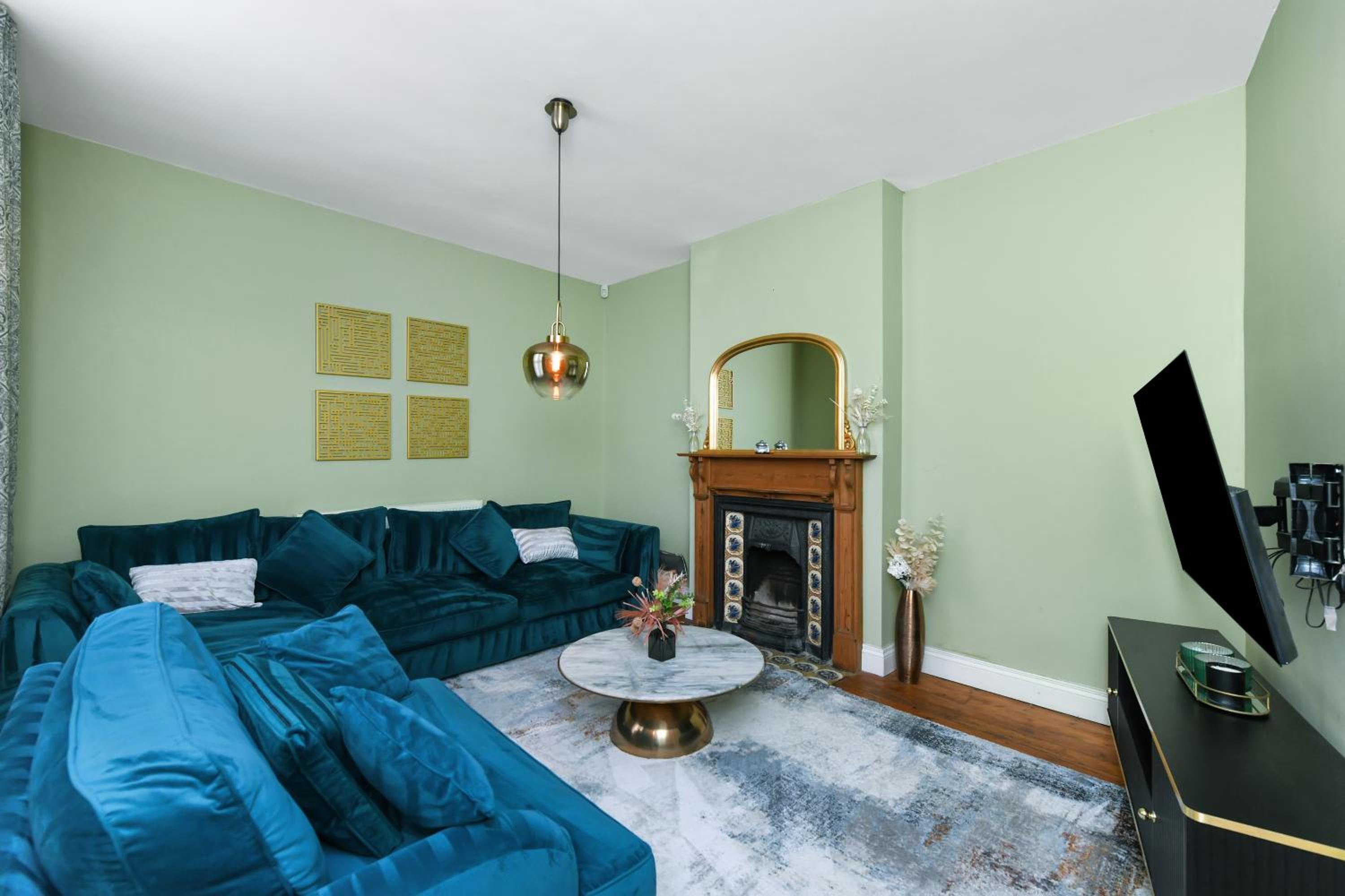 Convenient 3-Bed Near Bingham Station & Town Centre