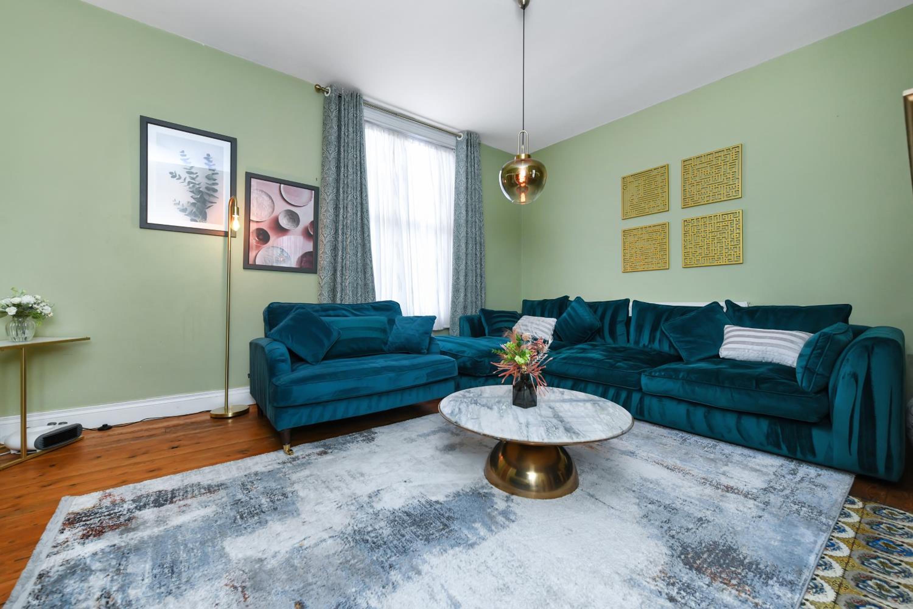 Convenient 3-Bed Near Bingham Station & Town Centre