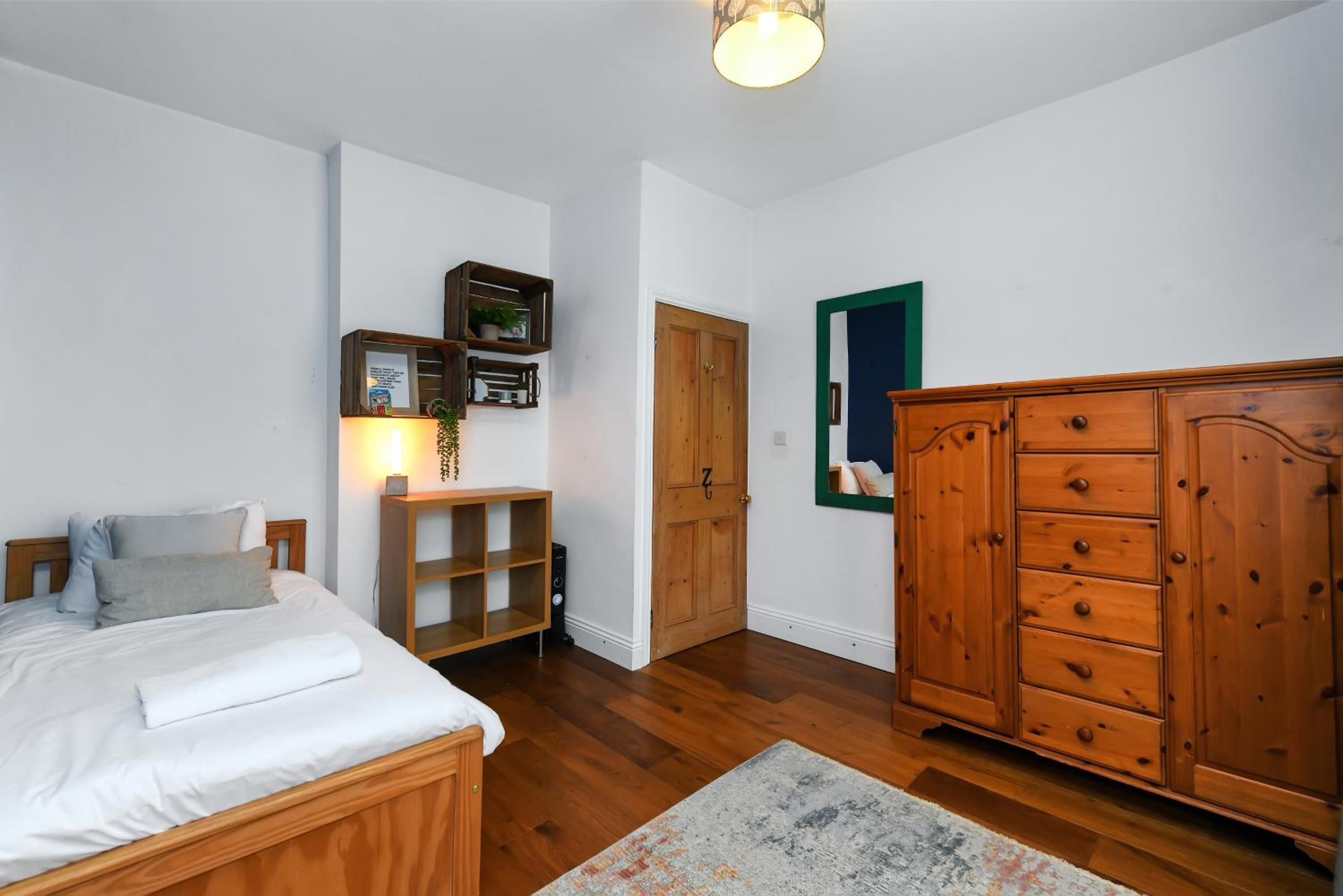 Convenient 3-Bed Near Bingham Station & Town Centre