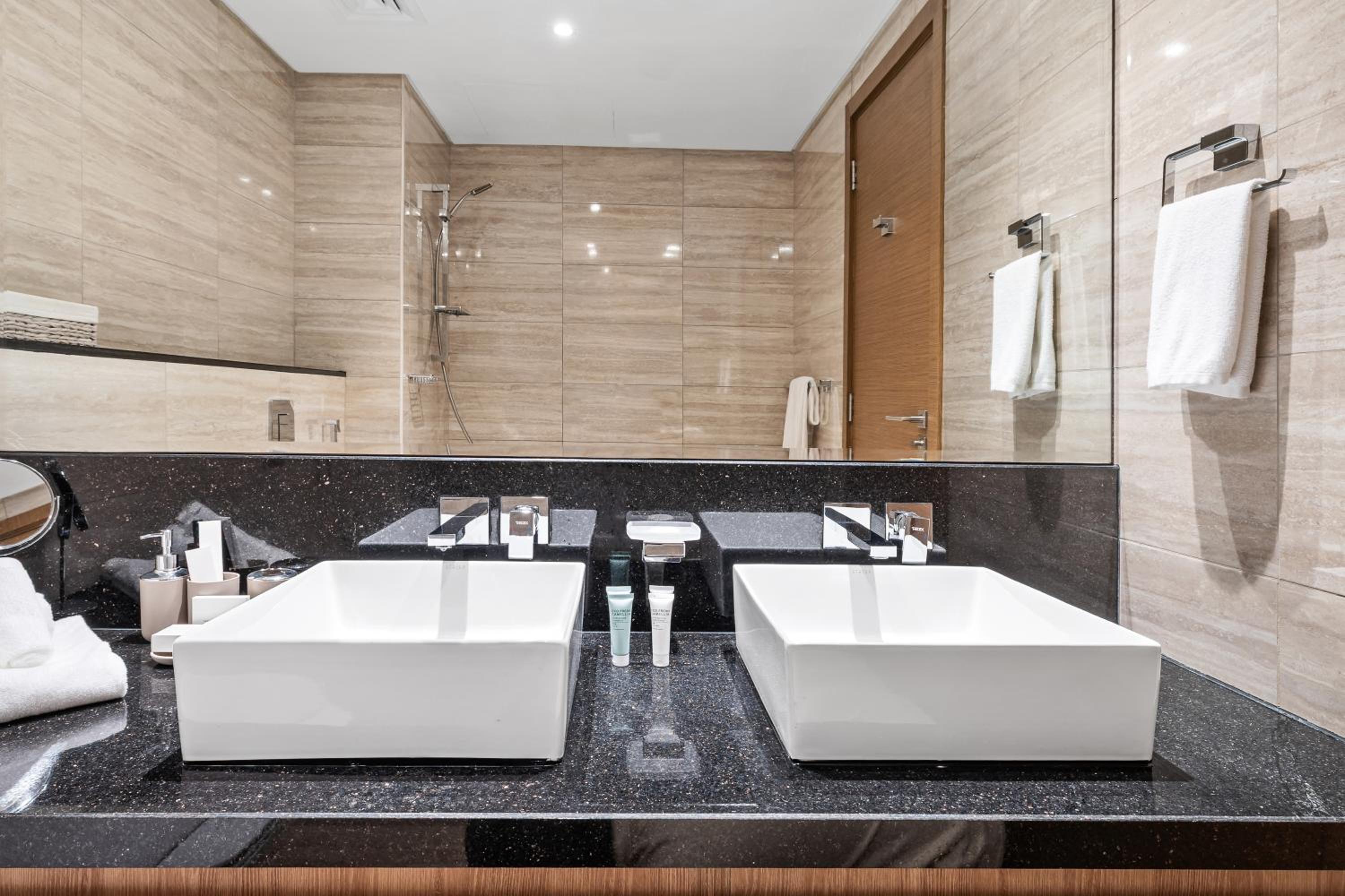 Luxury Suite Huge Terrace Canal and Gevora Views with Infinity Pool