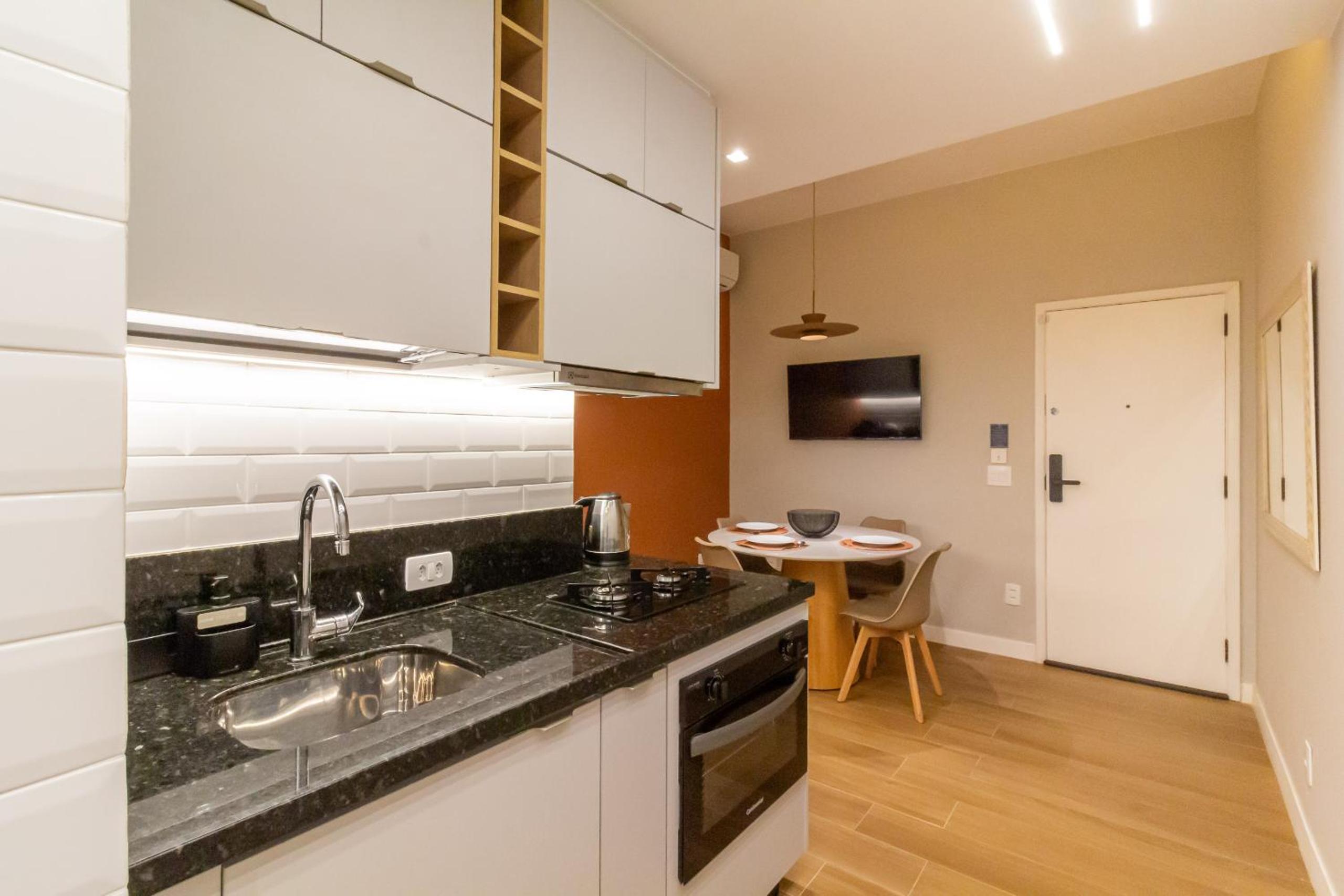 Loft com janela acustica a 5 minutos caminhando ate a praia - NSC304