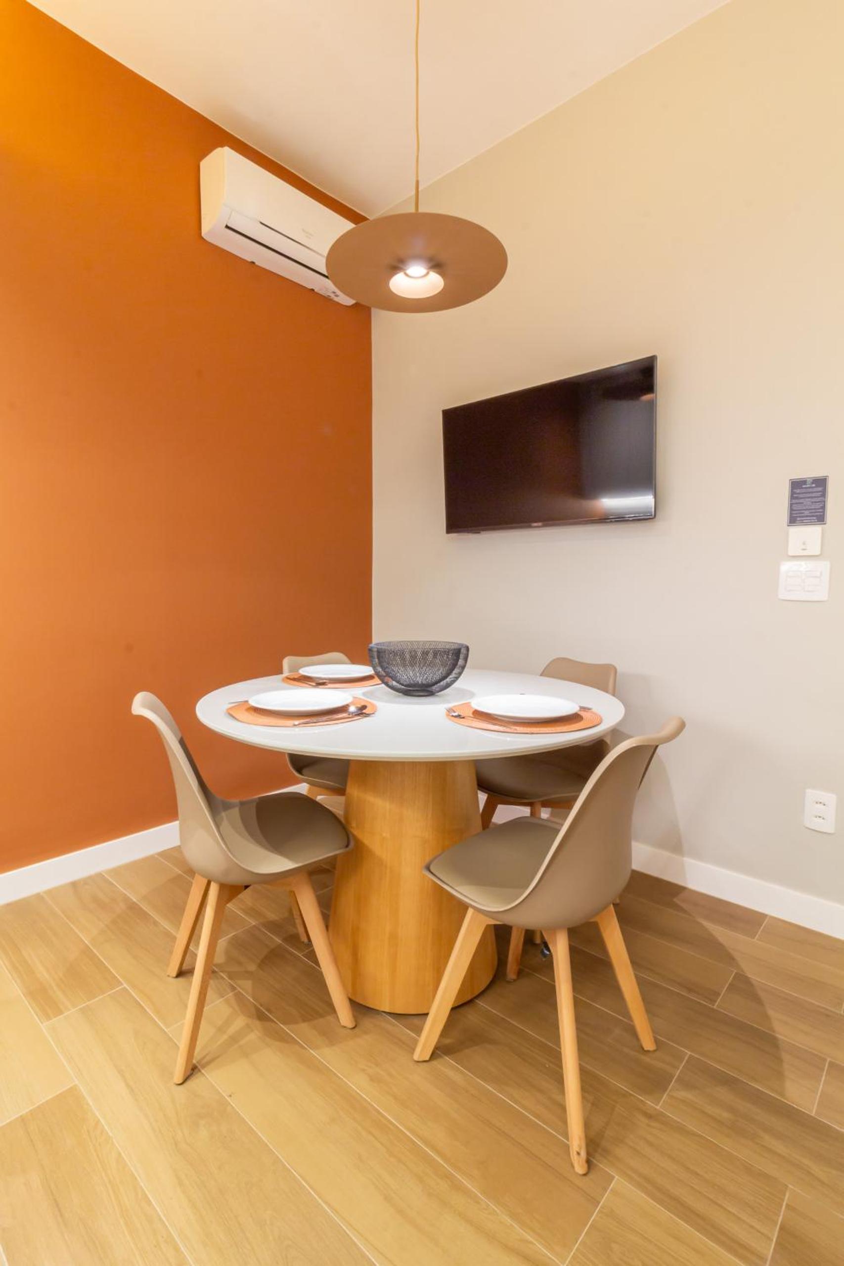 Loft com janela acustica a 5 minutos caminhando ate a praia - NSC304