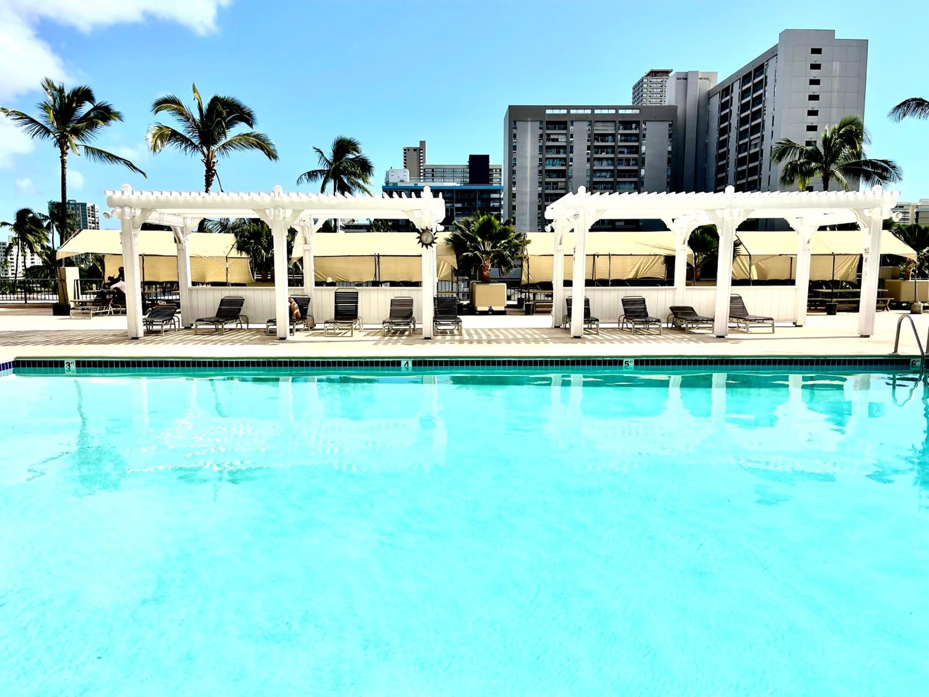 Waikiki Seaside Monarch Paradise Hotel Studio Near Waikiki - Mountain and City View - Full Kitchen