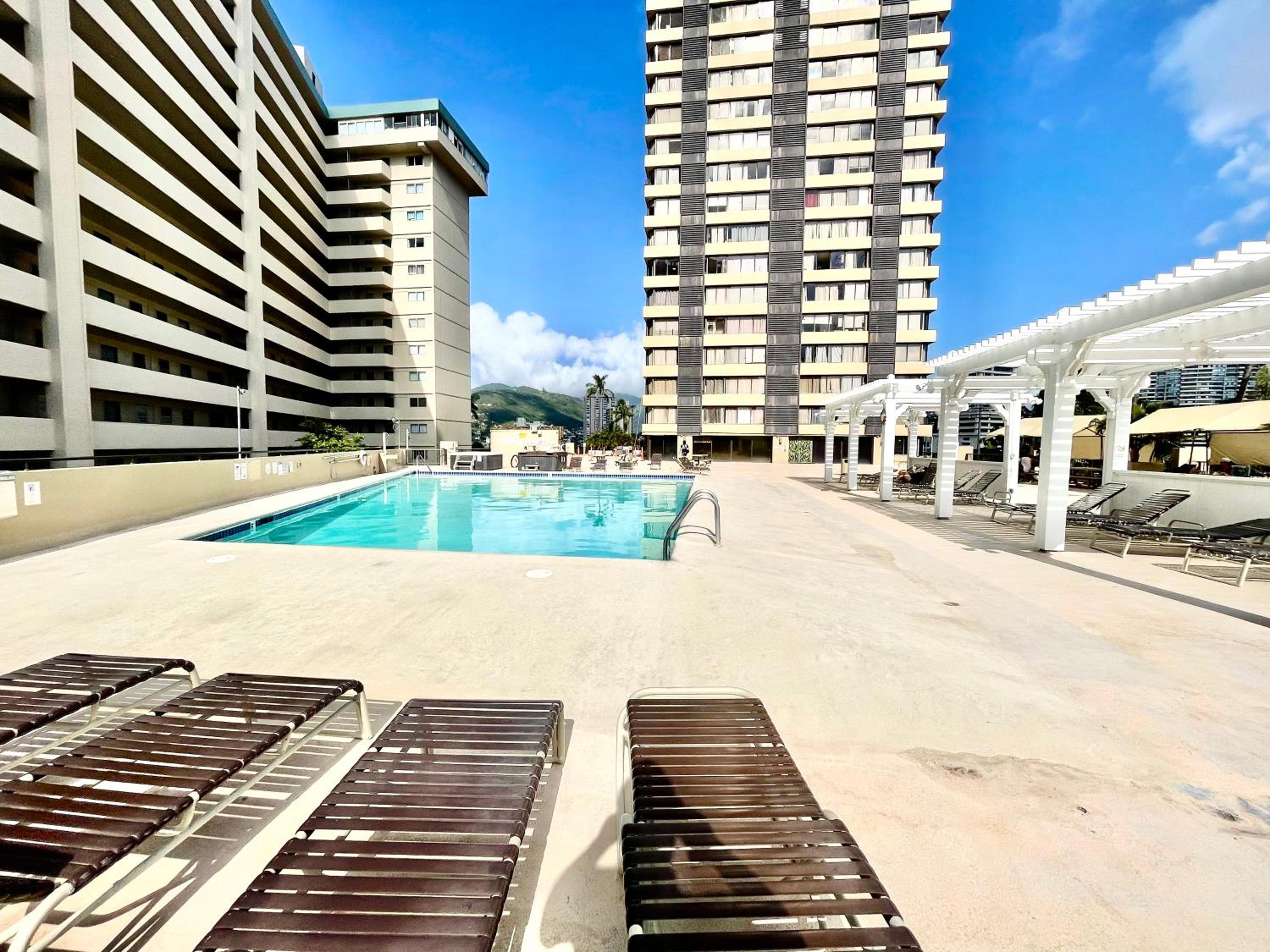 Waikiki Seaside Monarch Paradise Hotel Studio Near Waikiki - Mountain and City View - Full Kitchen