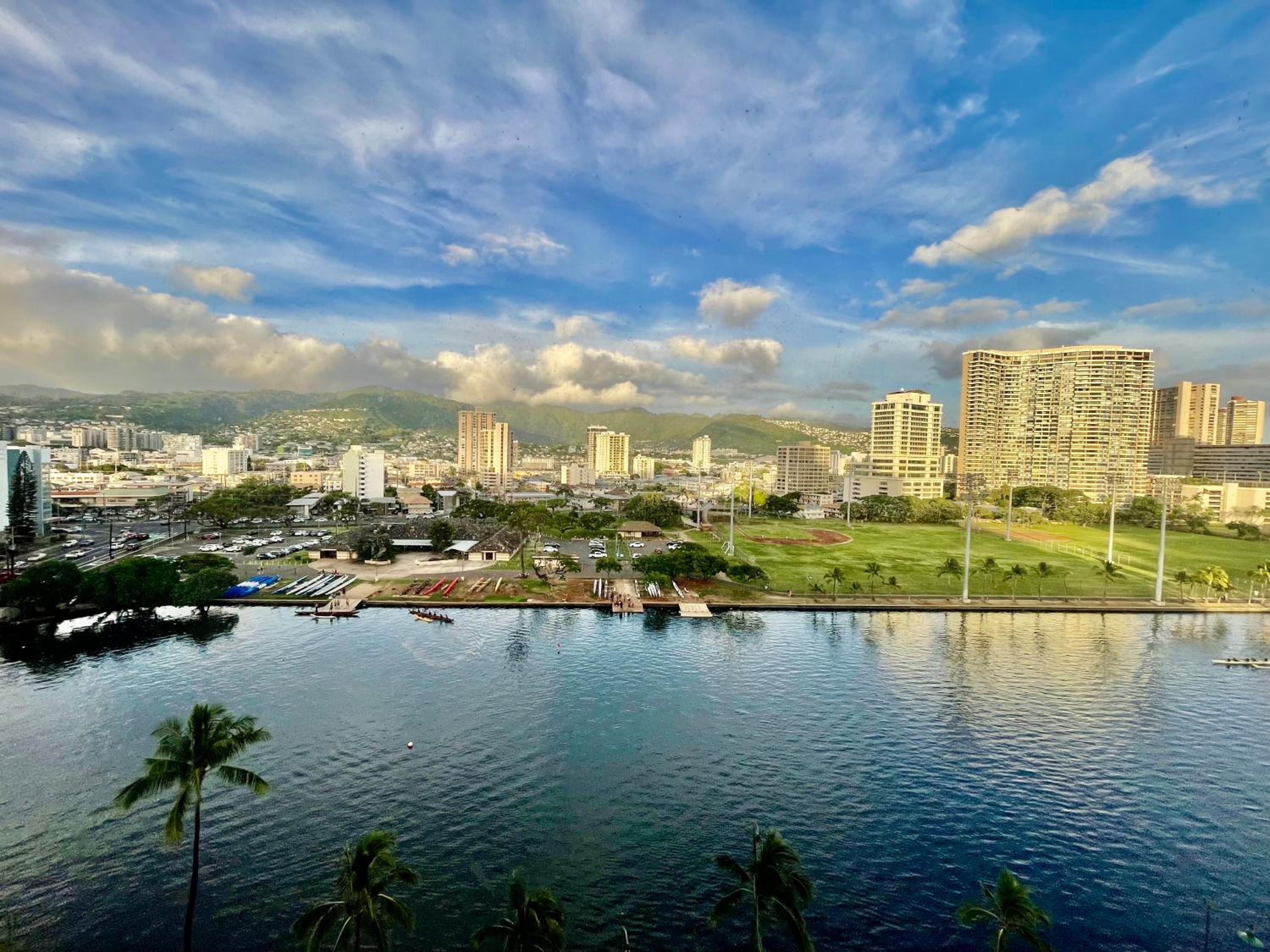Waikiki Seaside Monarch Paradise Hotel Studio Near Waikiki - Mountain and City View - Full Kitchen