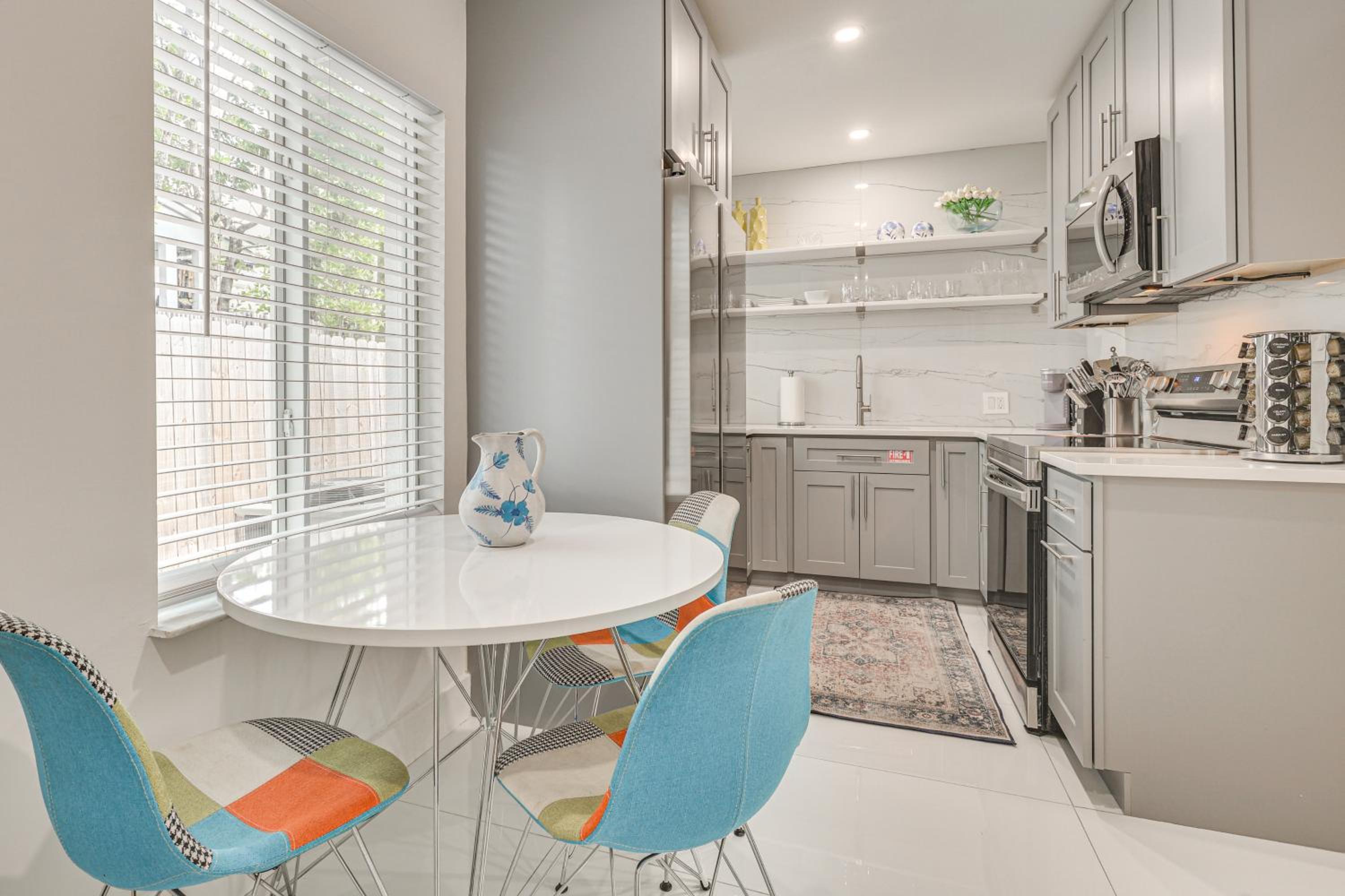 Walk to Dining and Nightlife! Chic Apt Near Las Olas
