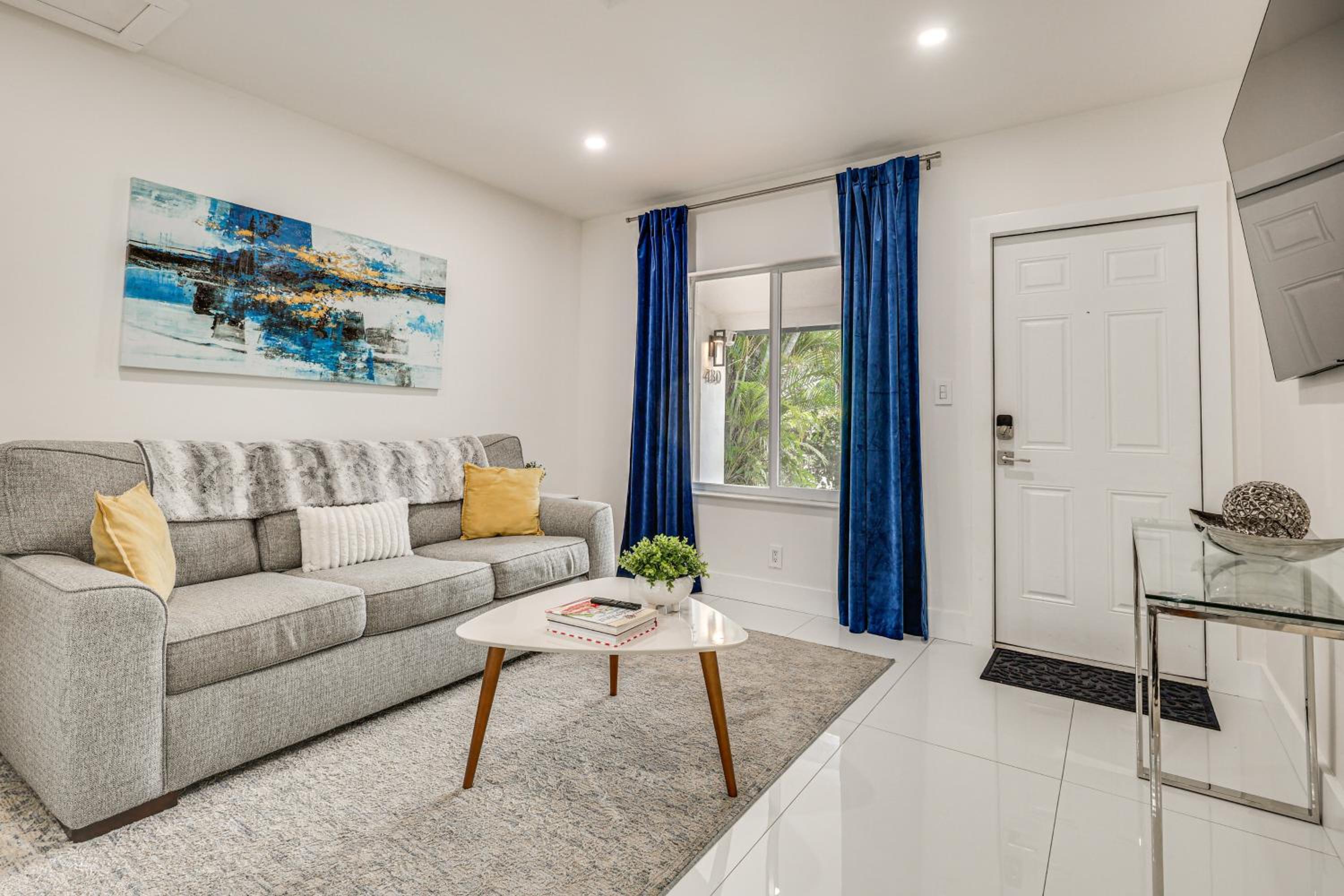 Walk to Dining and Nightlife! Chic Apt Near Las Olas