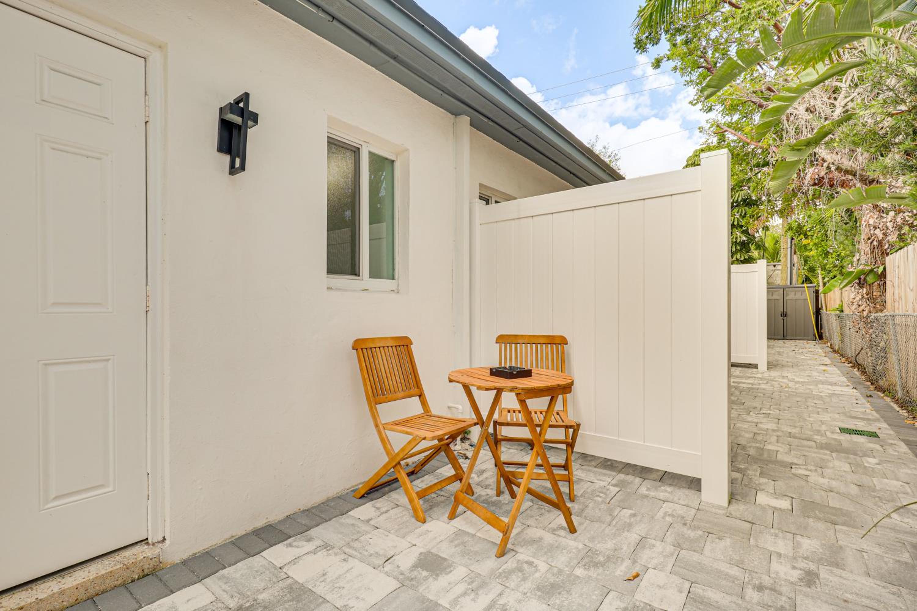 Walk to Dining and Nightlife! Chic Apt Near Las Olas
