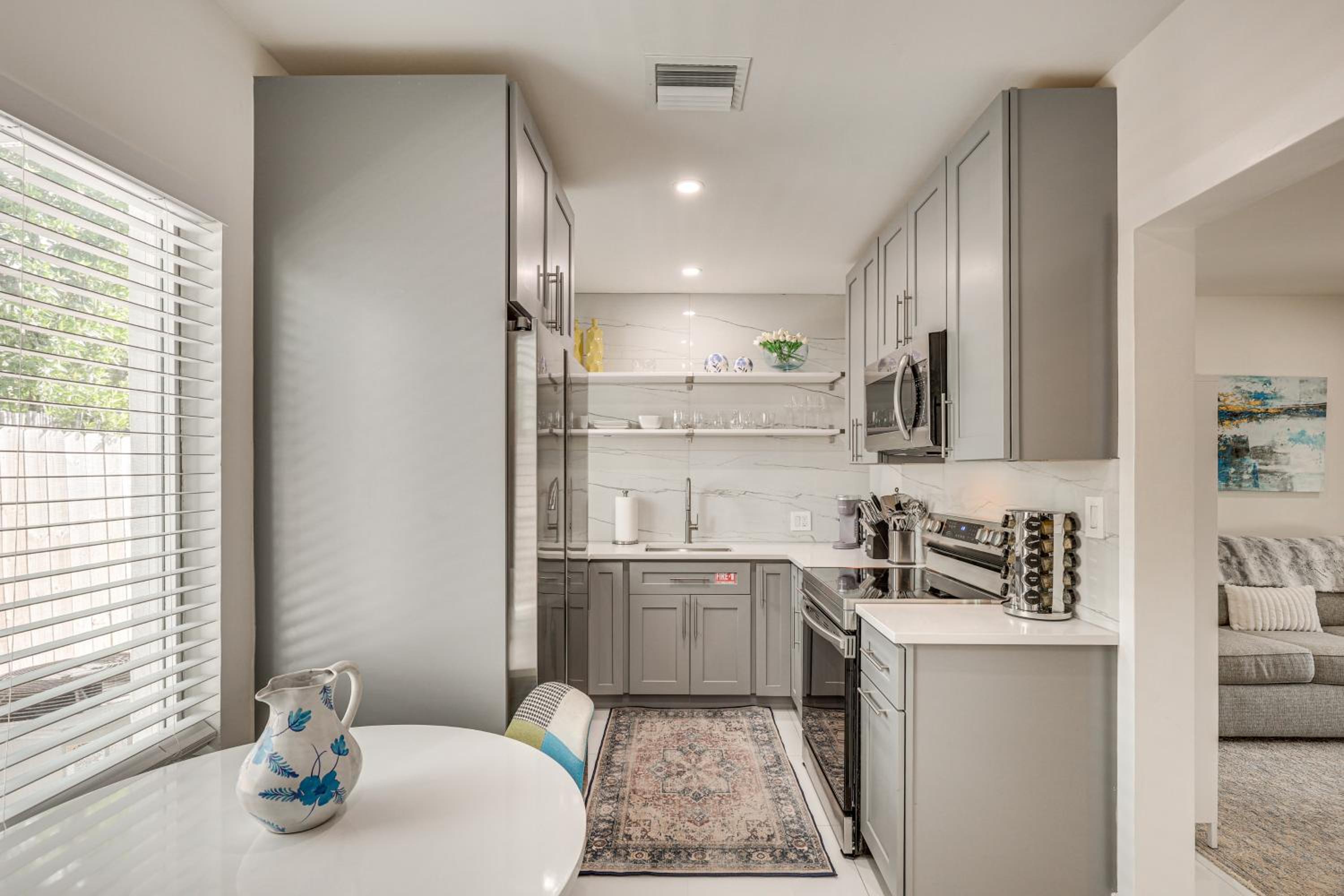 Walk to Dining and Nightlife! Chic Apt Near Las Olas