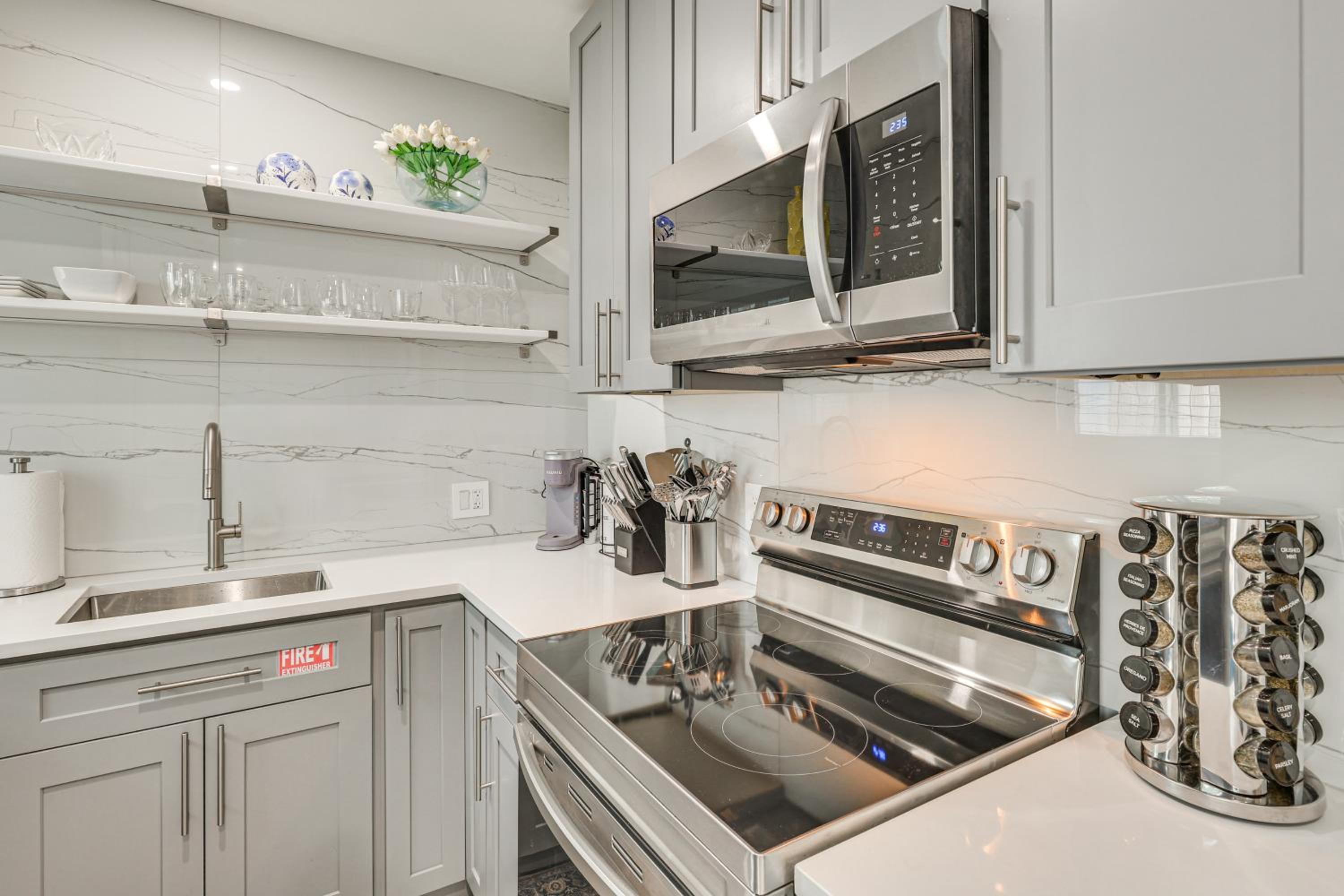 Walk to Dining and Nightlife! Chic Apt Near Las Olas