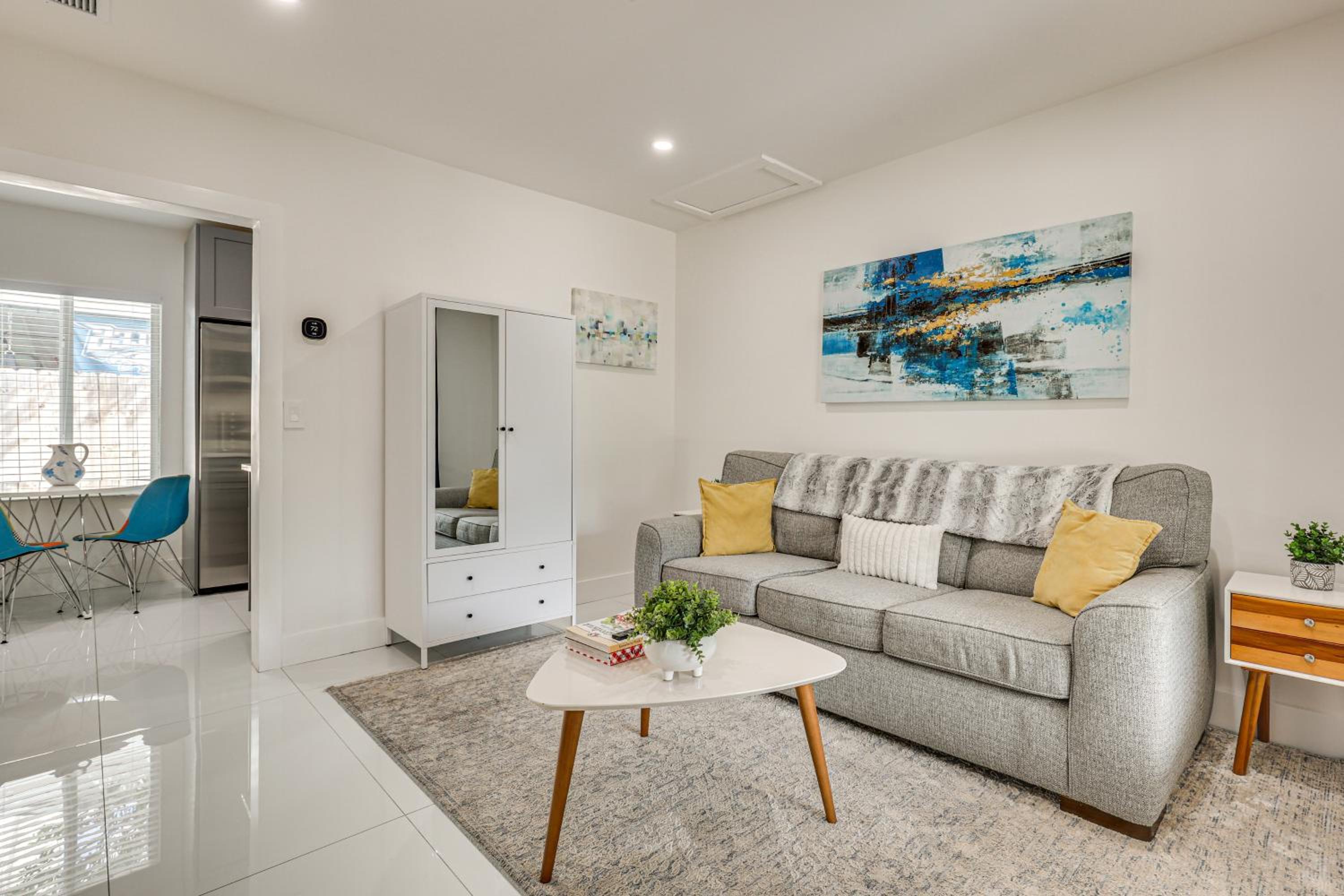 Walk to Dining and Nightlife! Chic Apt Near Las Olas