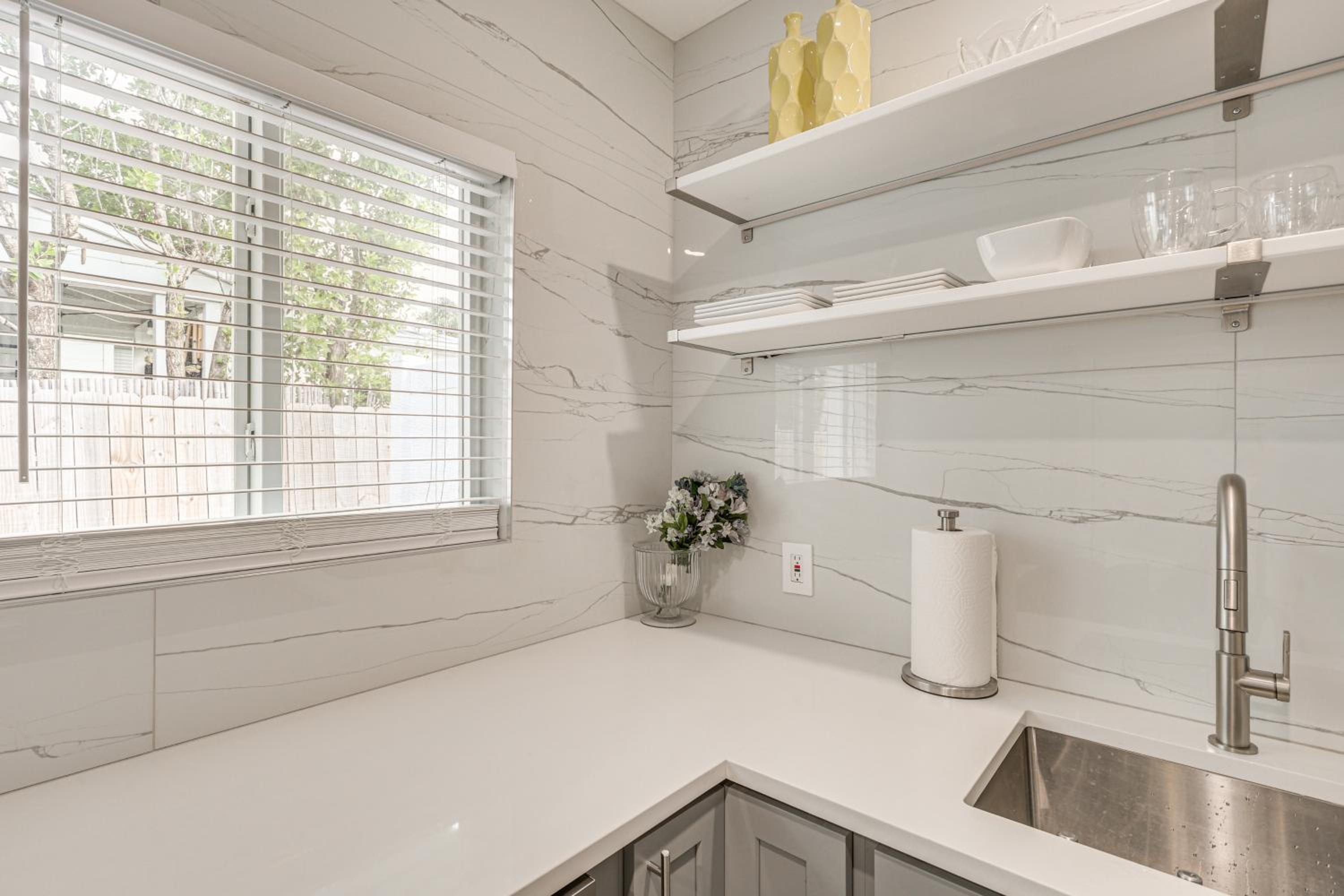 Walk to Dining and Nightlife! Chic Apt Near Las Olas