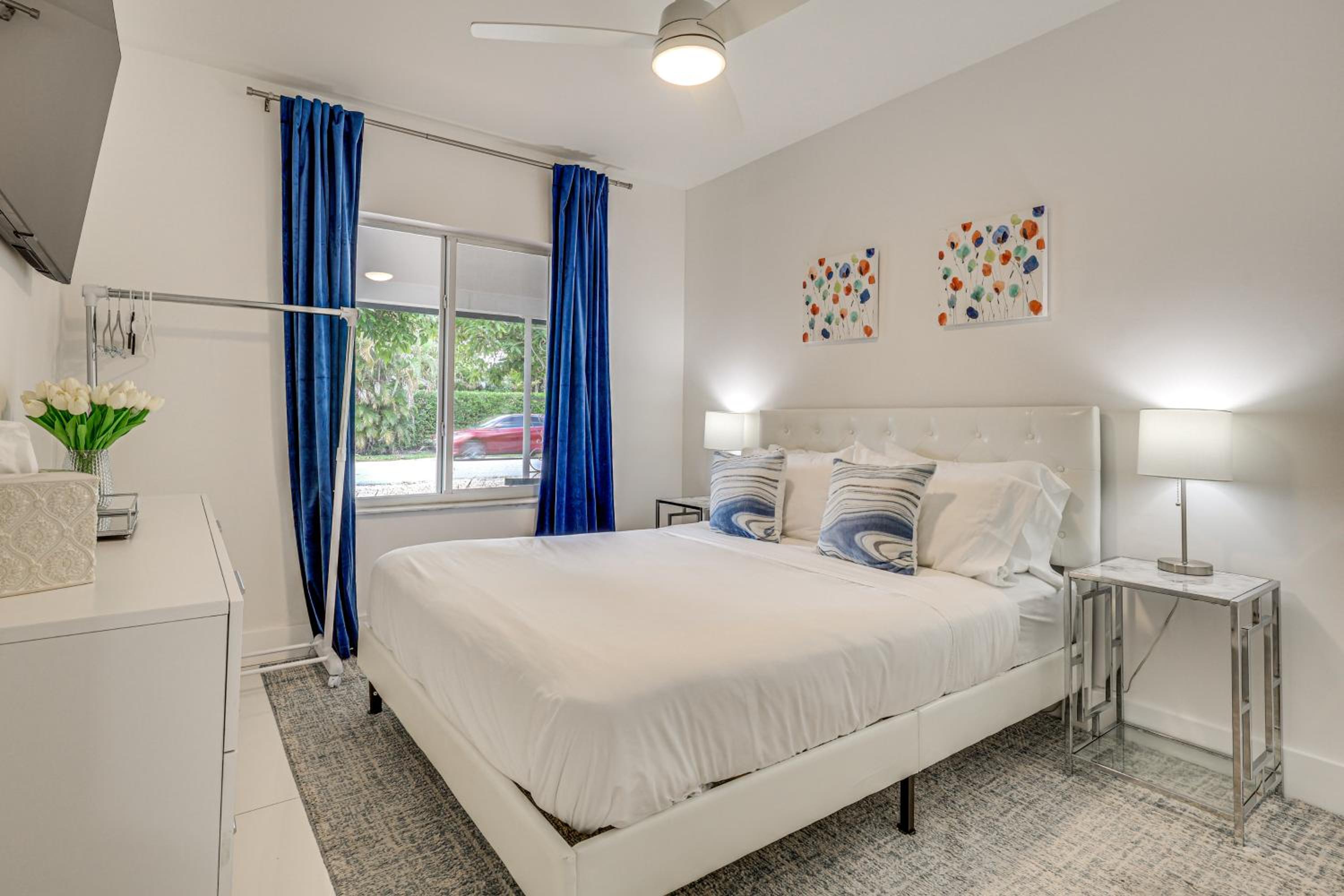 Walk to Dining and Nightlife! Chic Apt Near Las Olas
