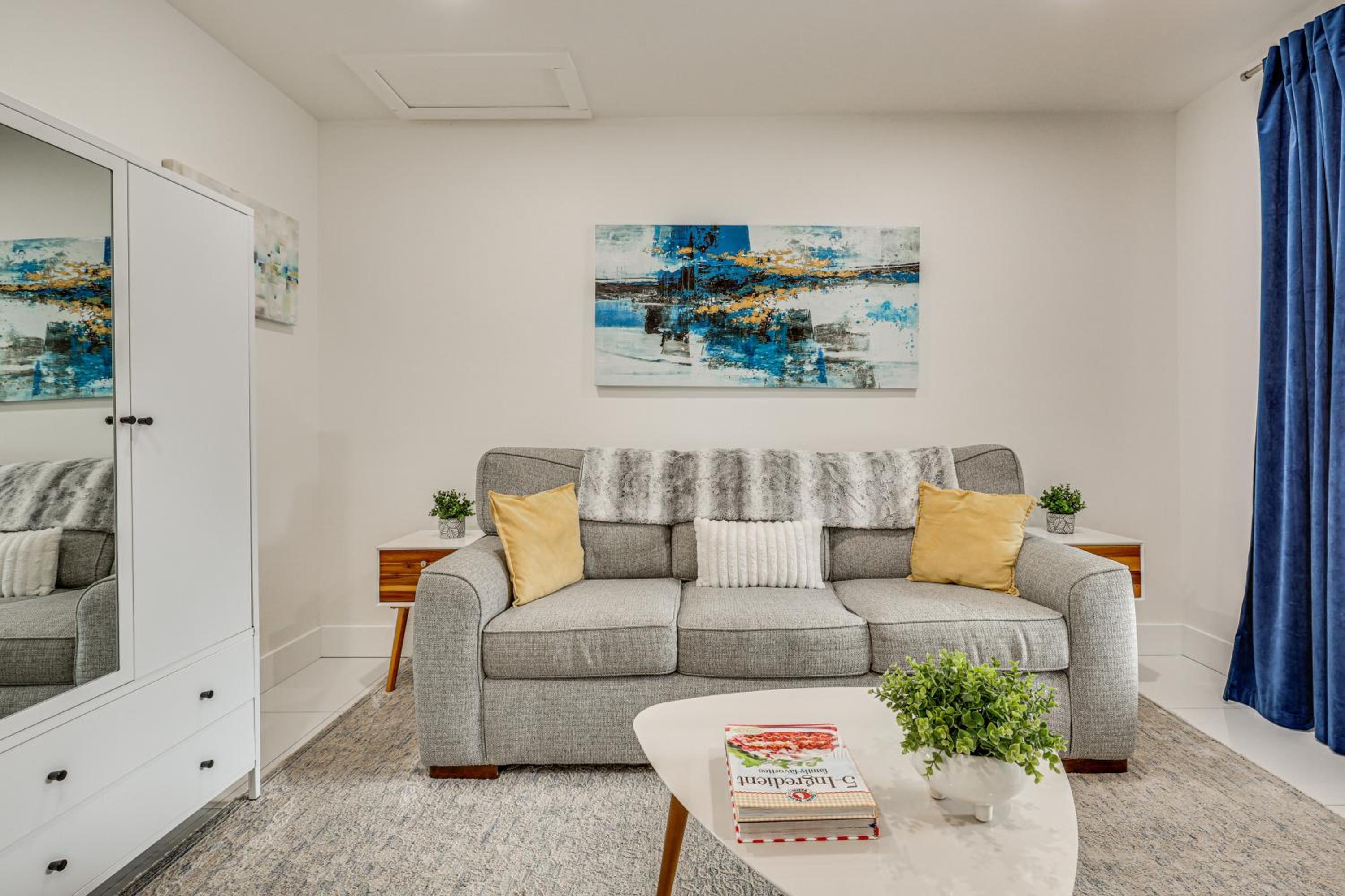 Walk to Dining and Nightlife! Chic Apt Near Las Olas