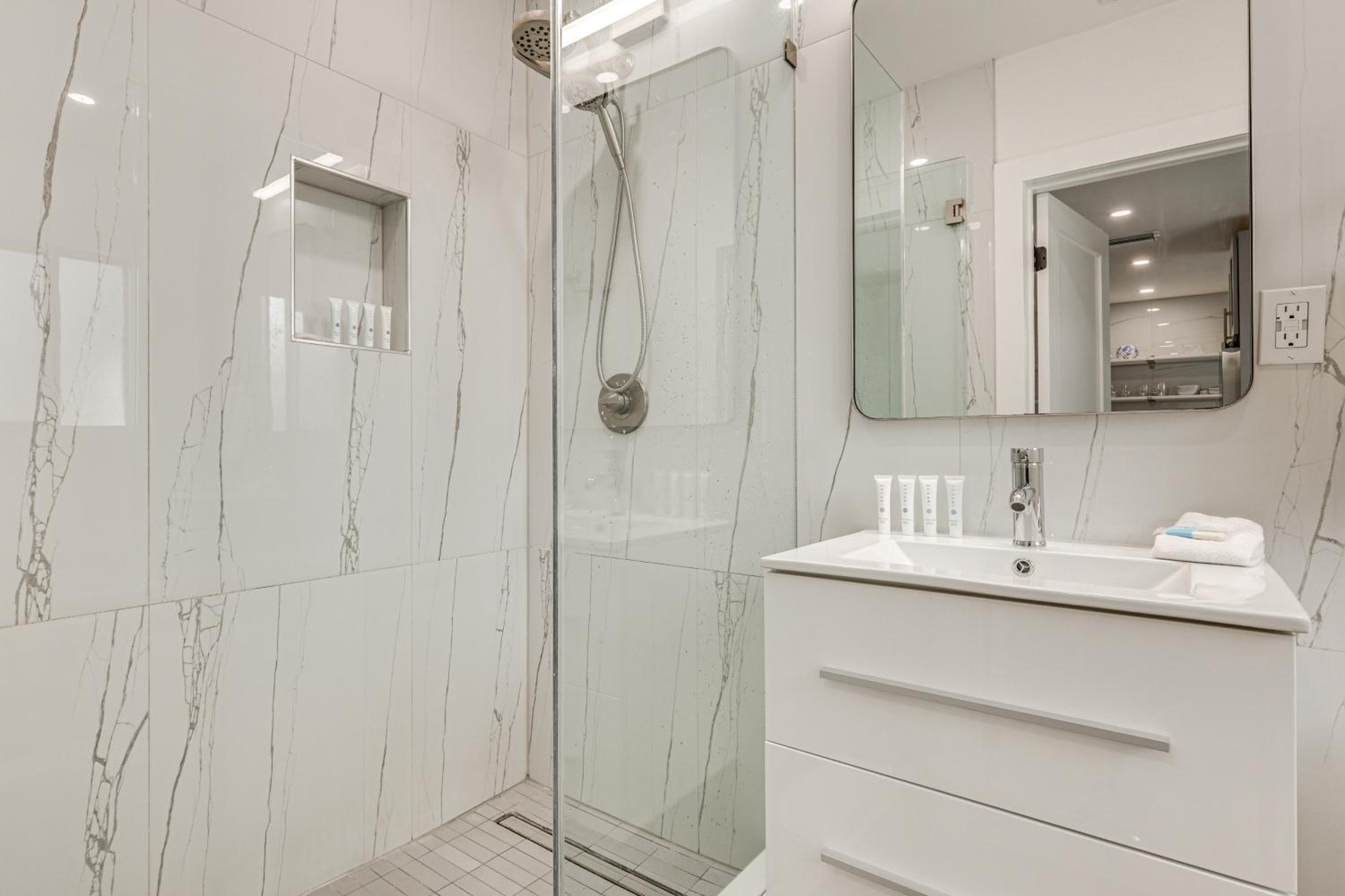 Walk to Dining and Nightlife! Chic Apt Near Las Olas