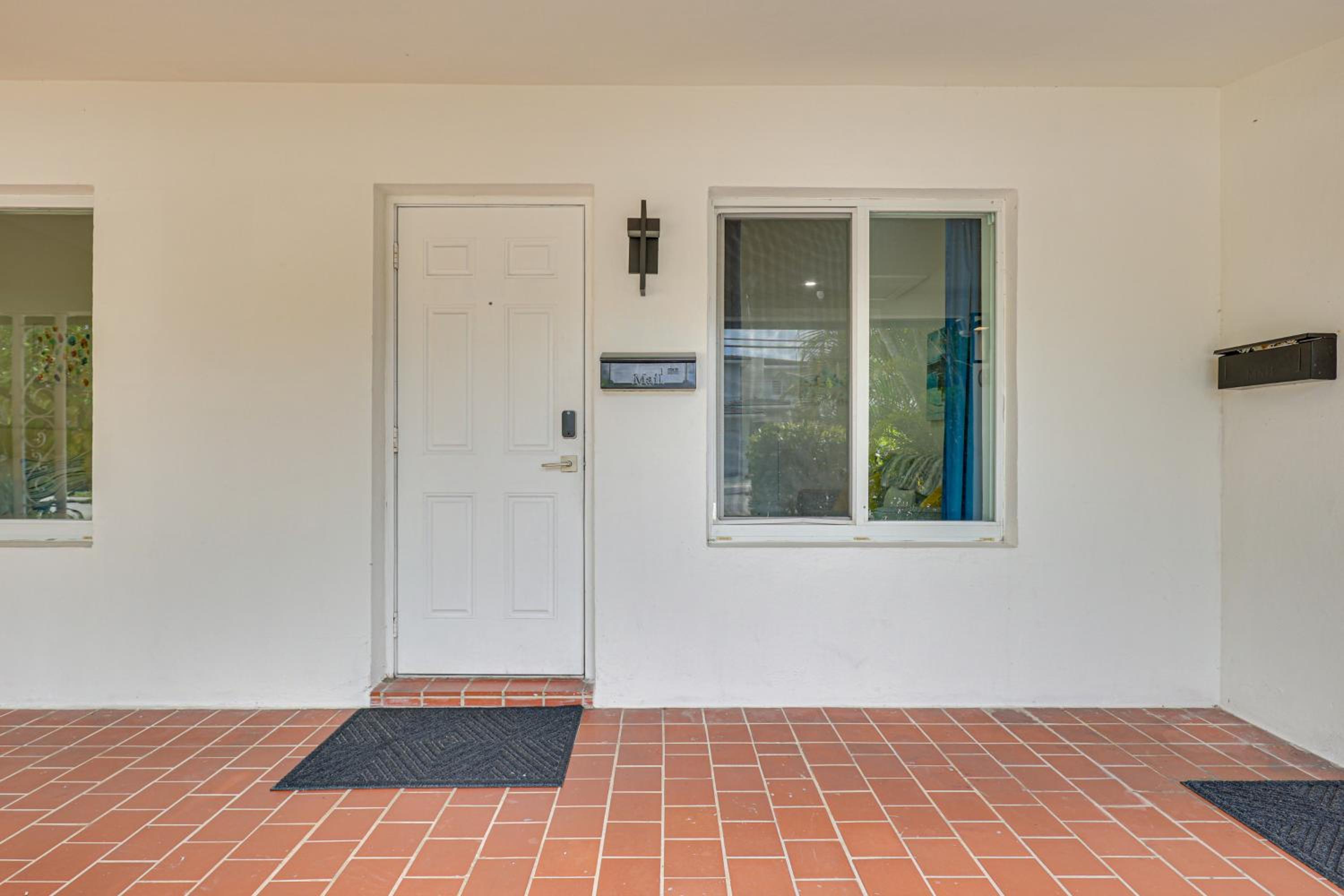Walk to Dining and Nightlife! Chic Apt Near Las Olas