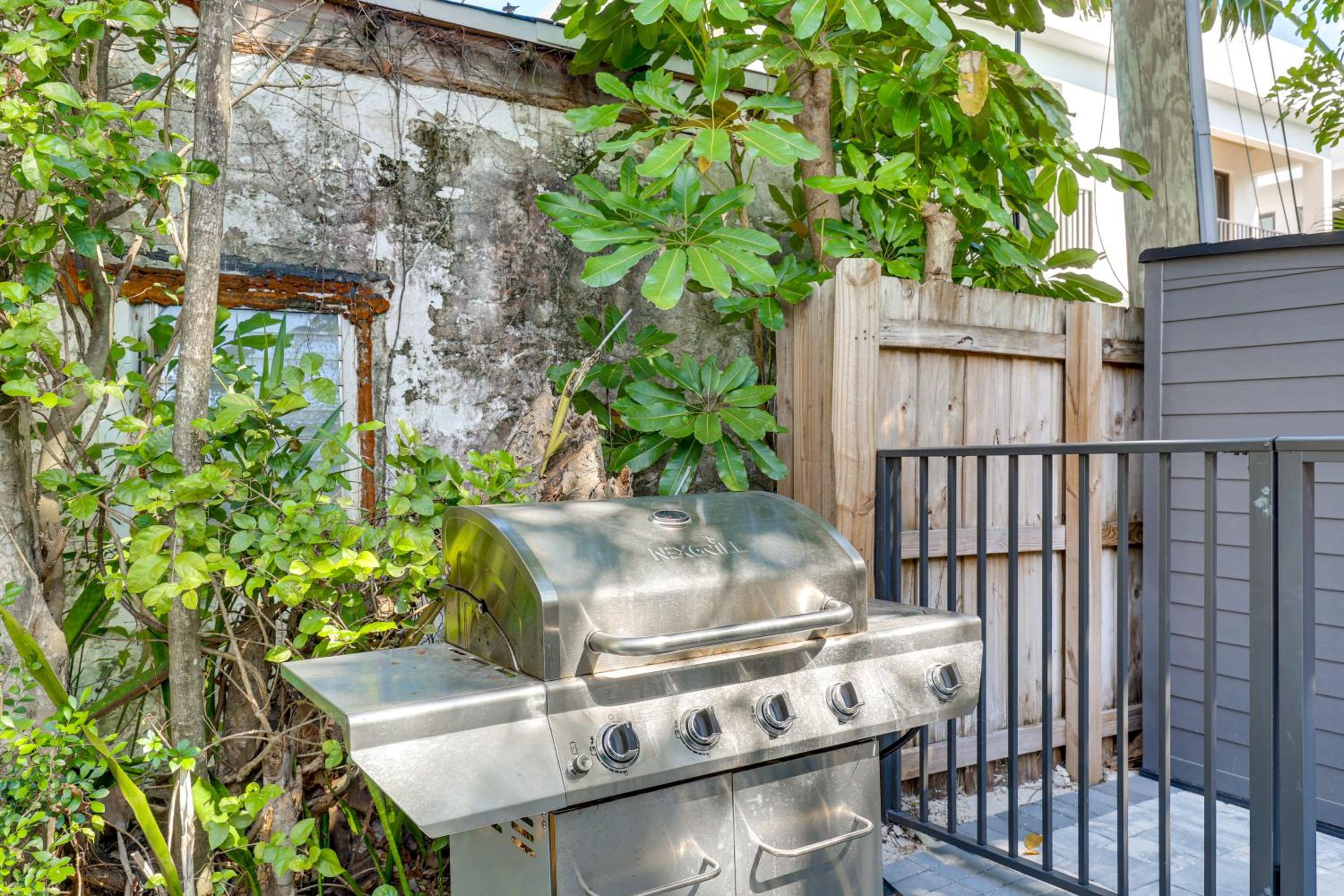 Walk to Dining and Nightlife! Chic Apt Near Las Olas