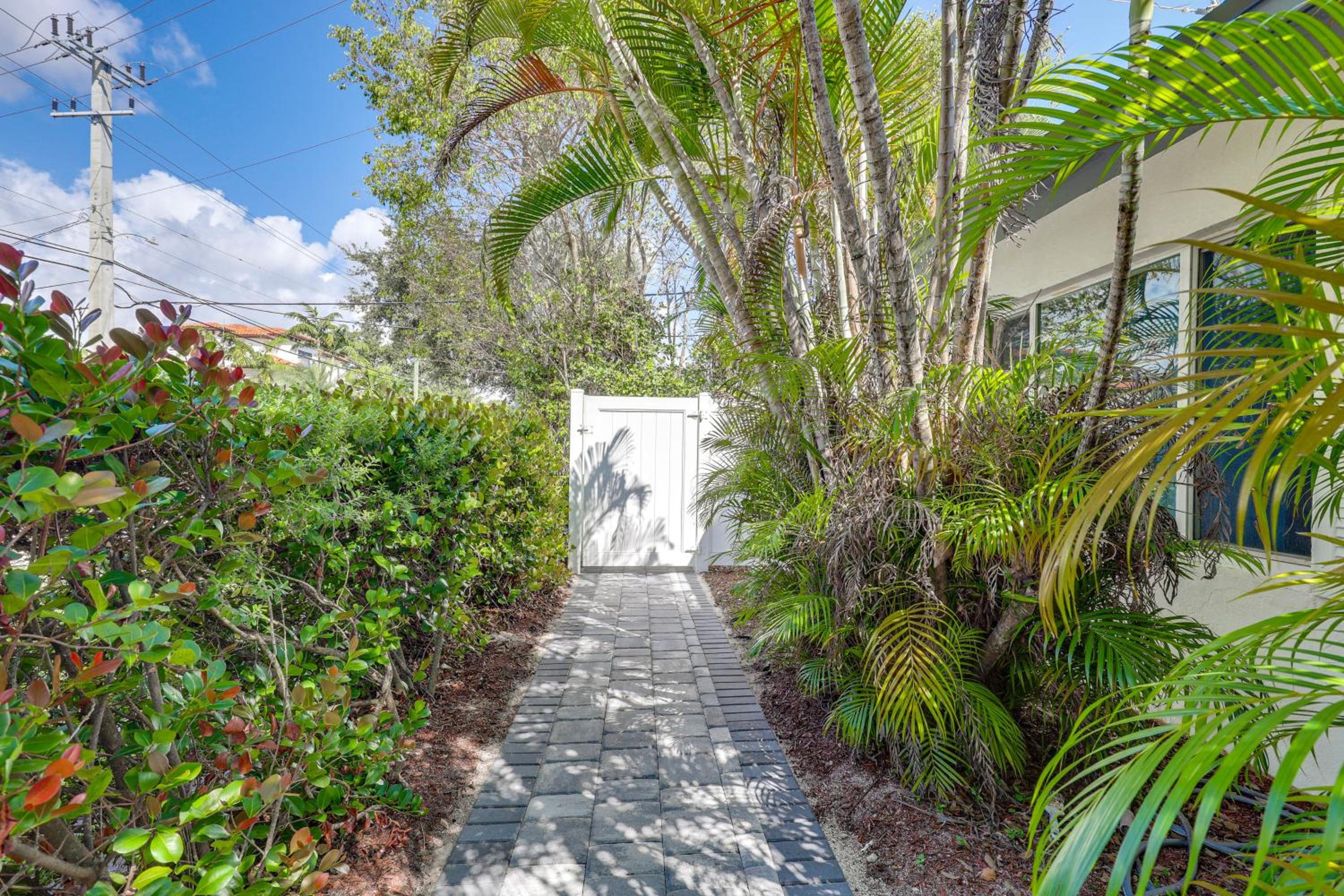 Walk to Dining and Nightlife! Chic Apt Near Las Olas
