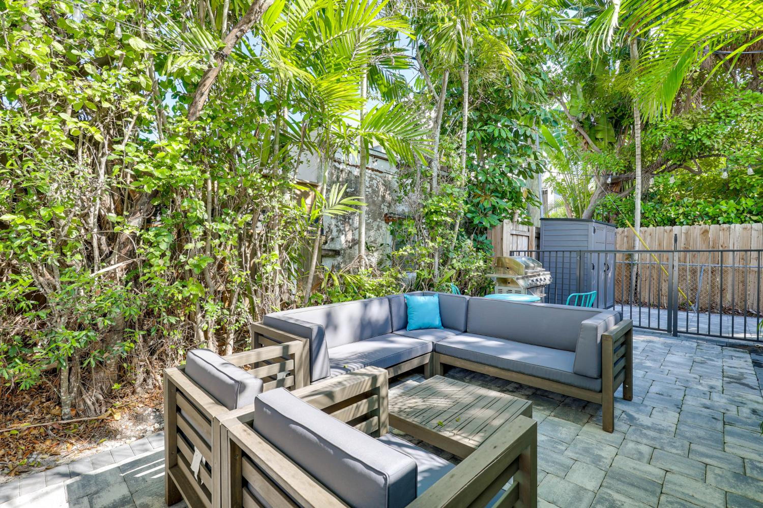 Walk to Dining and Nightlife! Chic Apt Near Las Olas