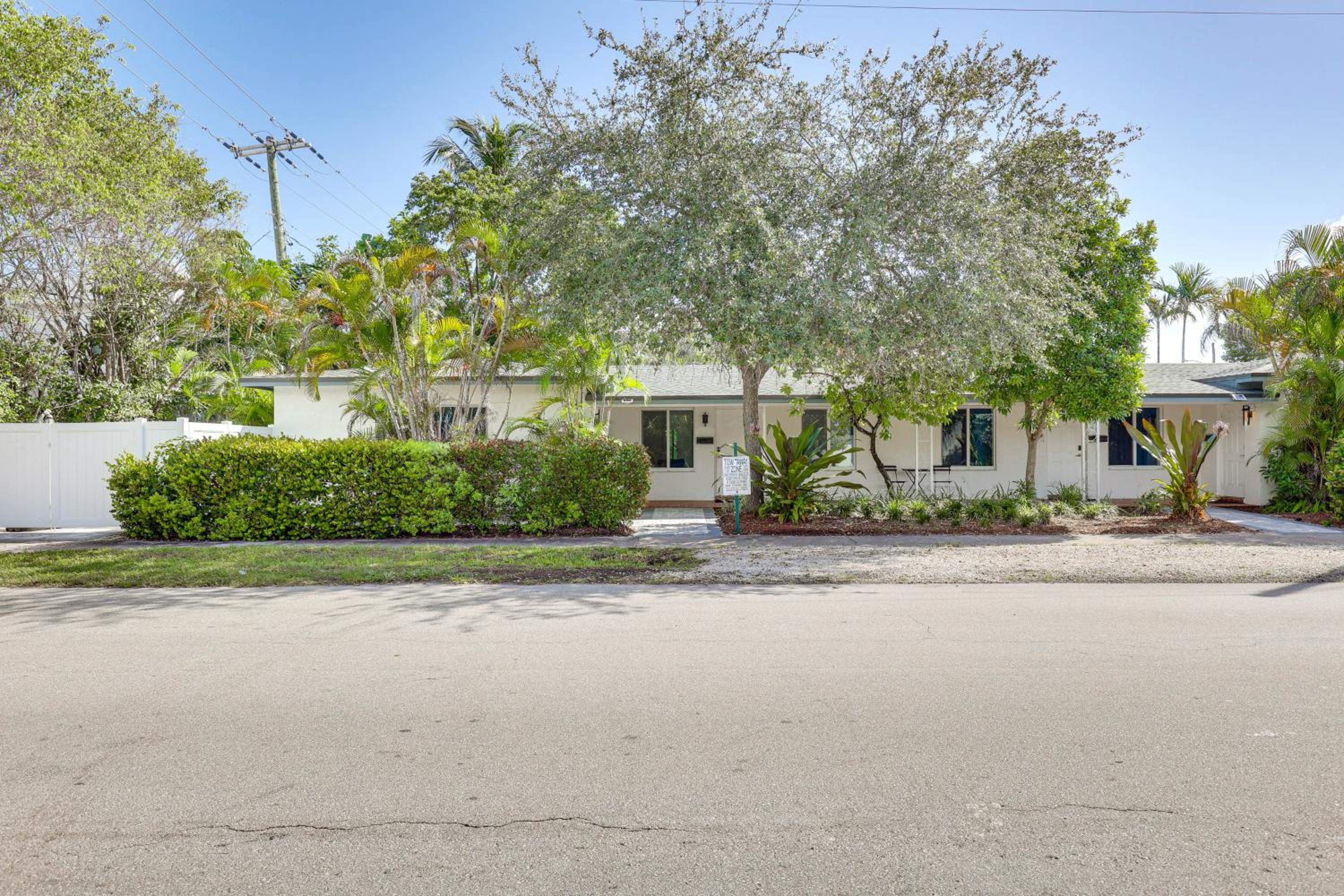 Walk to Dining and Nightlife! Chic Apt Near Las Olas