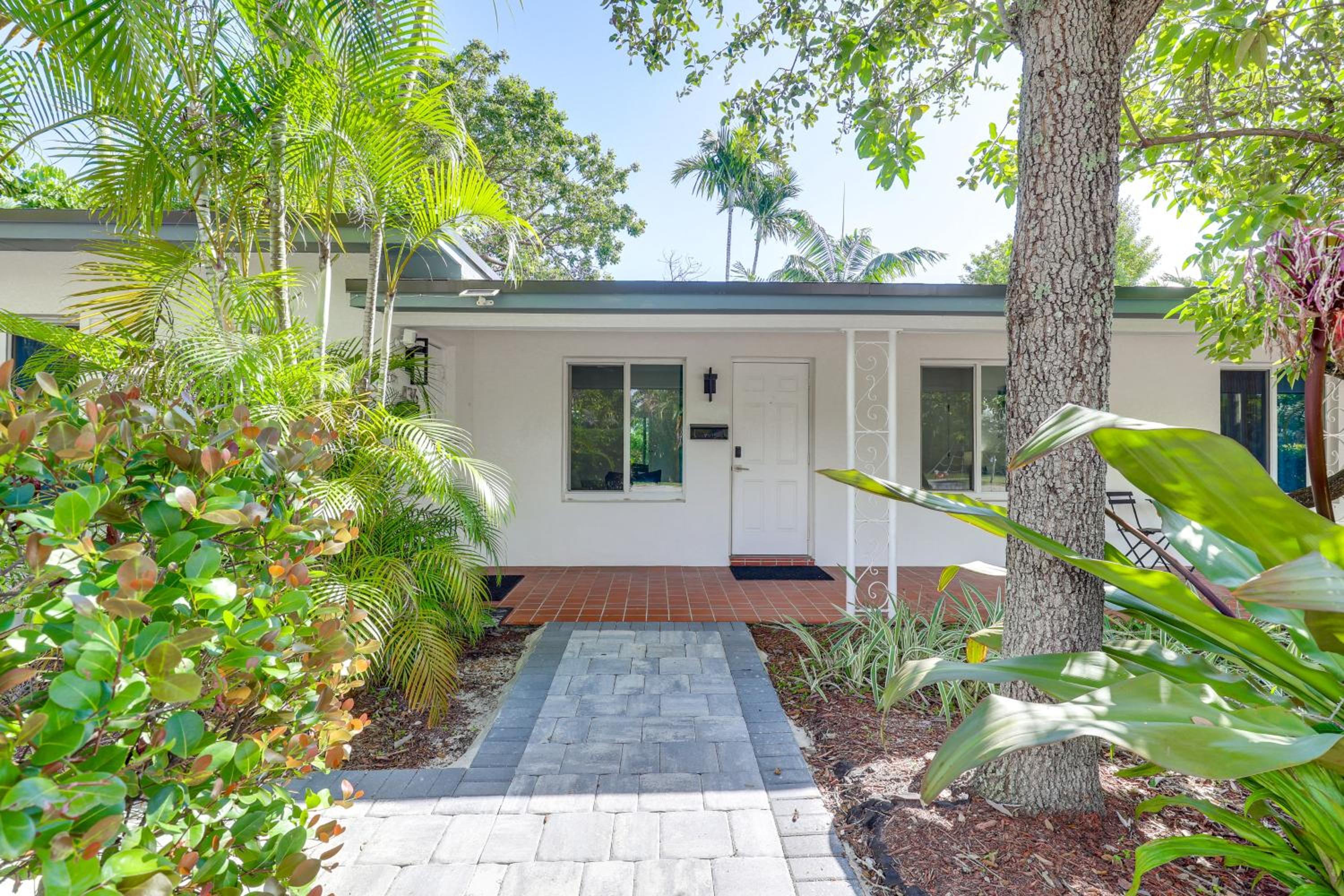 1 Mi to Las Olas Eats! Modern Apt with Shared Patio