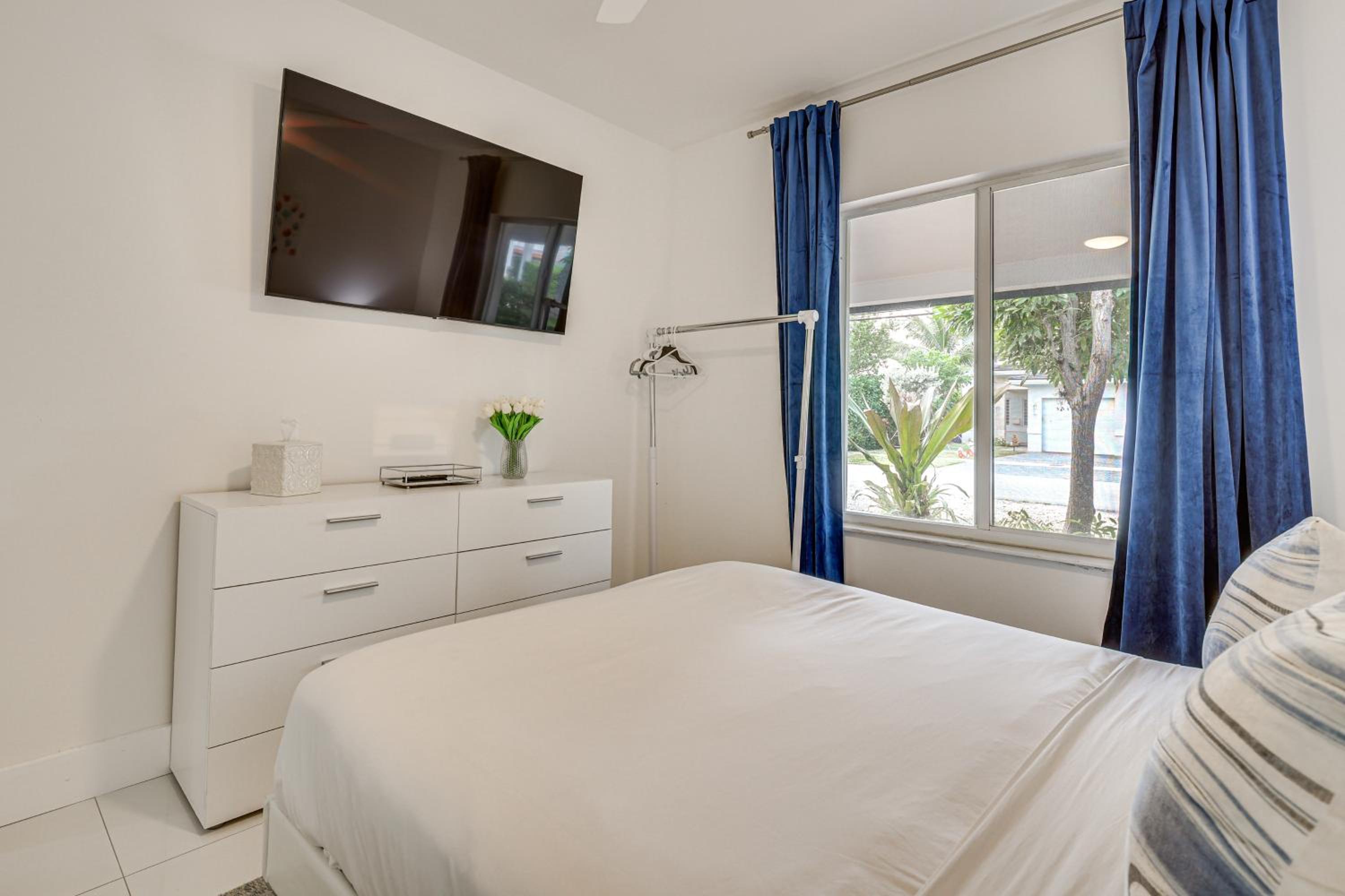 Walk to Dining and Nightlife! Chic Apt Near Las Olas