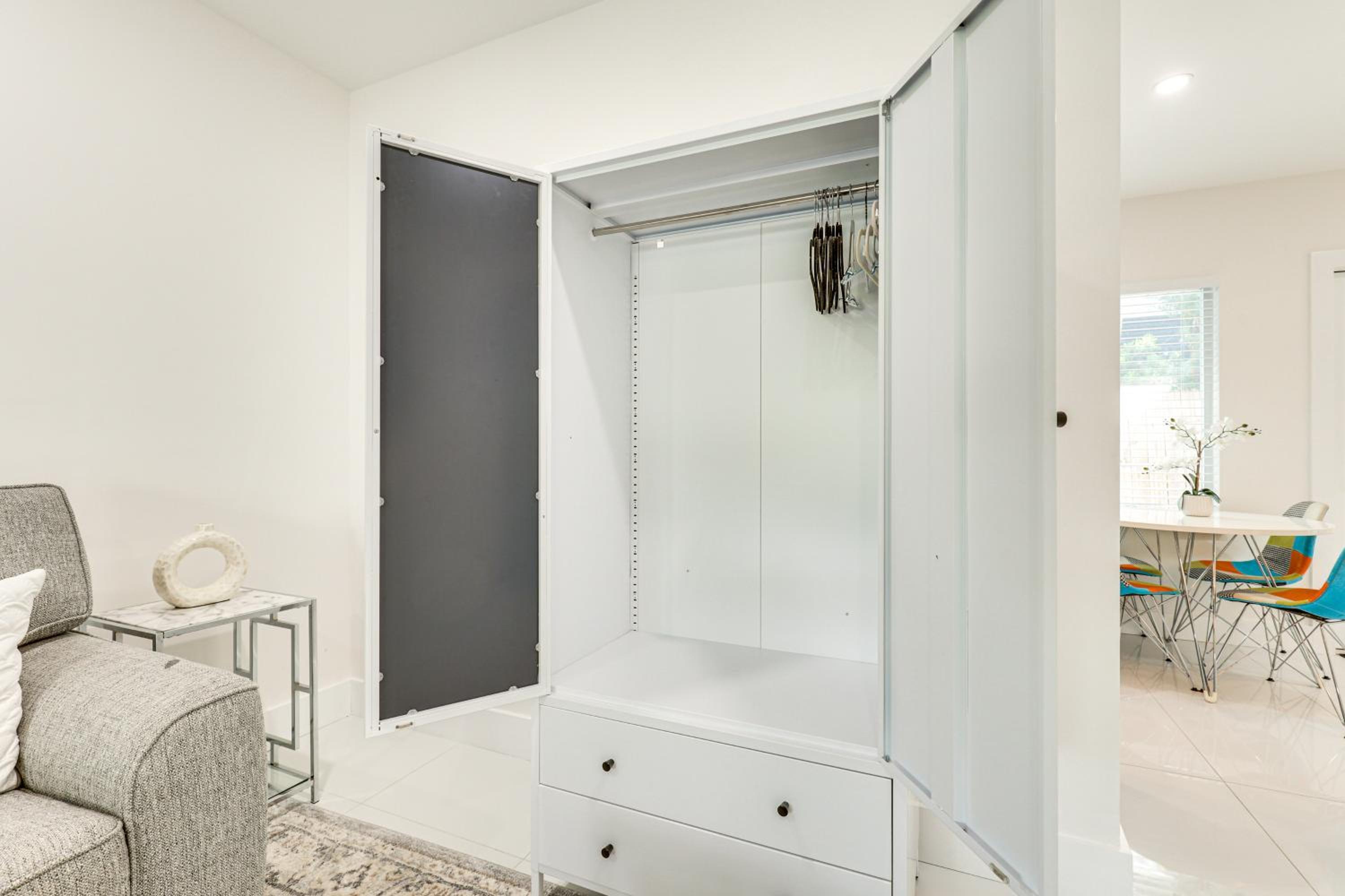 1 Mi to Las Olas Eats! Modern Apt with Shared Patio