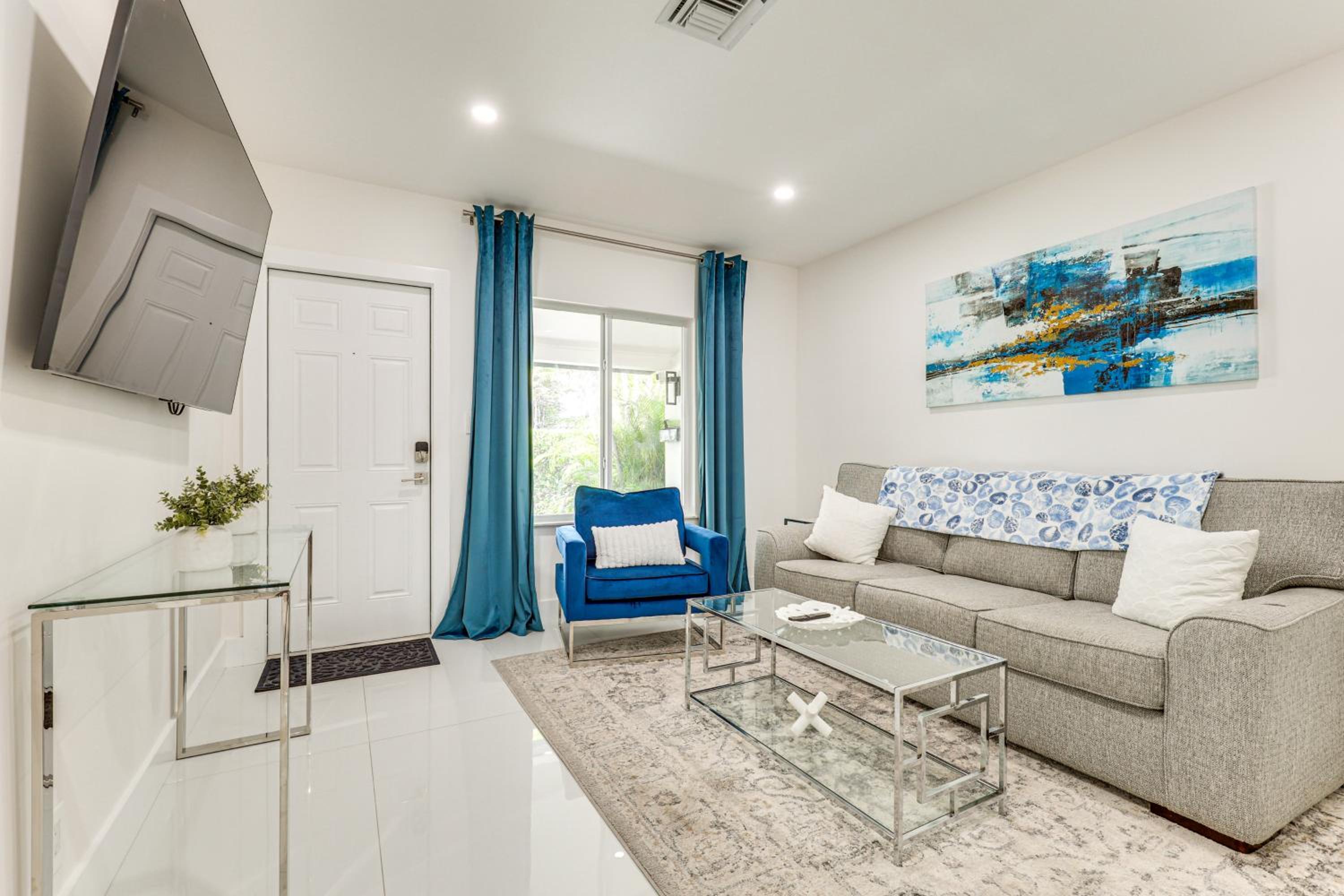 1 Mi to Las Olas Eats! Modern Apt with Shared Patio