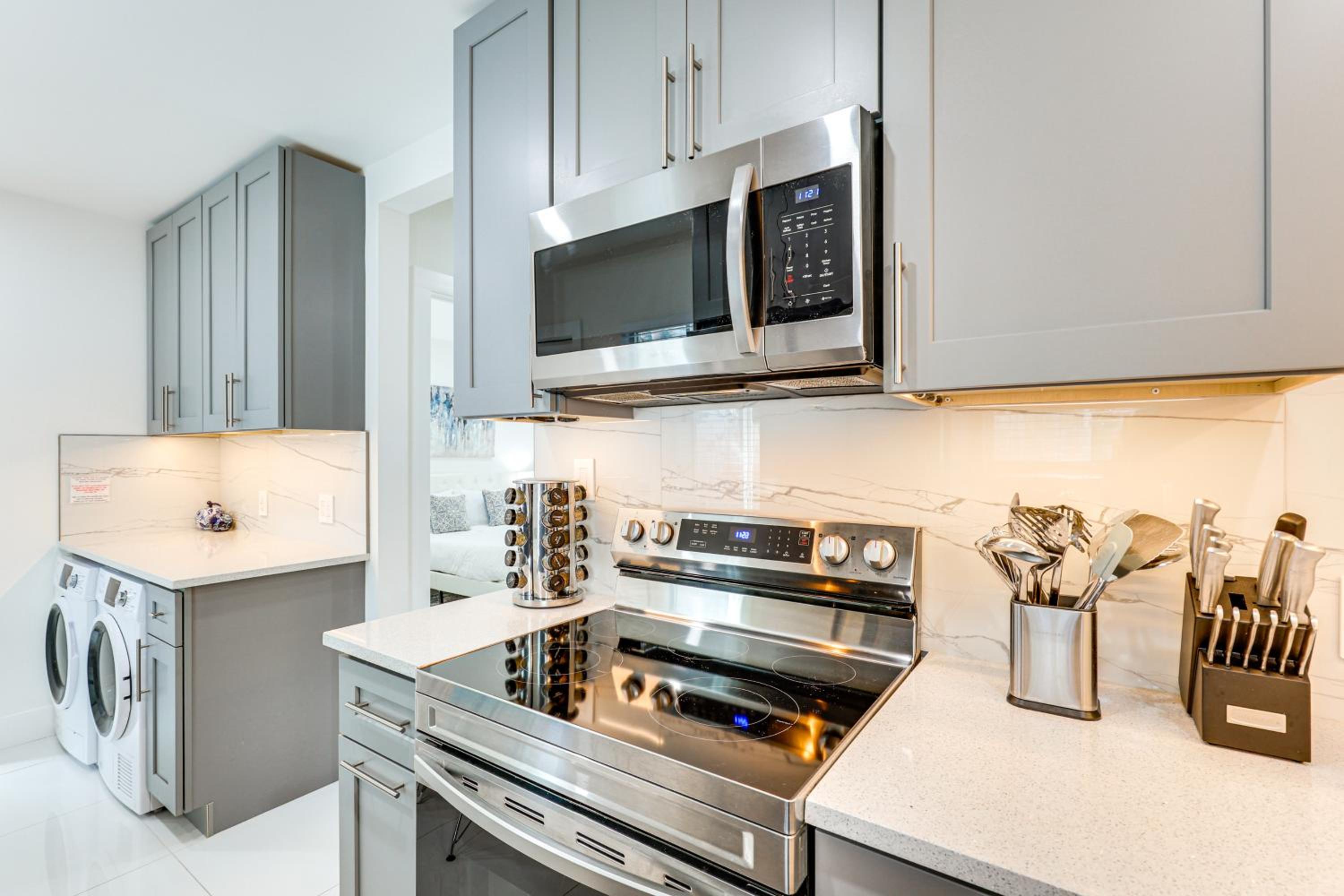 1 Mi to Las Olas Eats! Modern Apt with Shared Patio