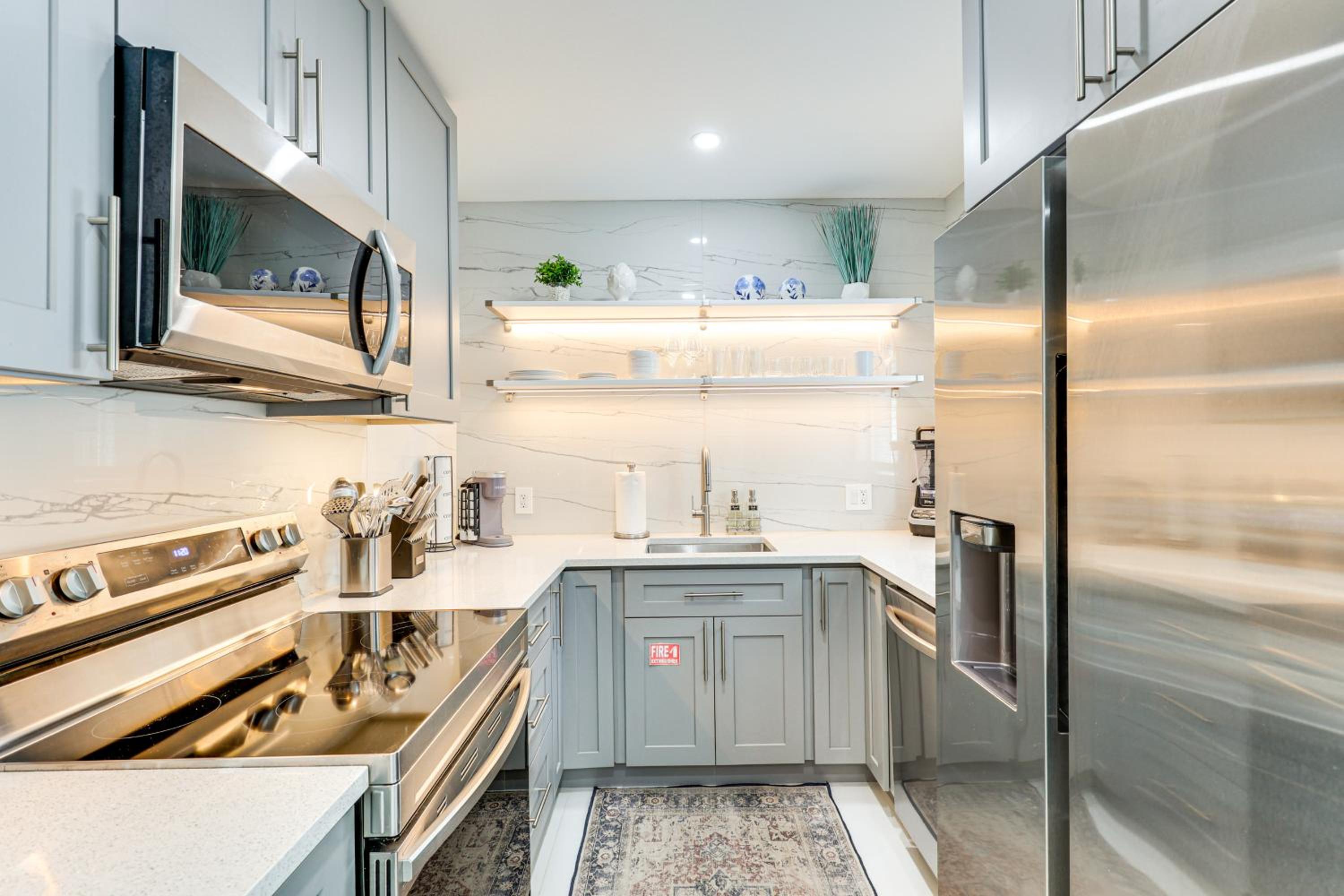 1 Mi to Las Olas Eats! Modern Apt with Shared Patio