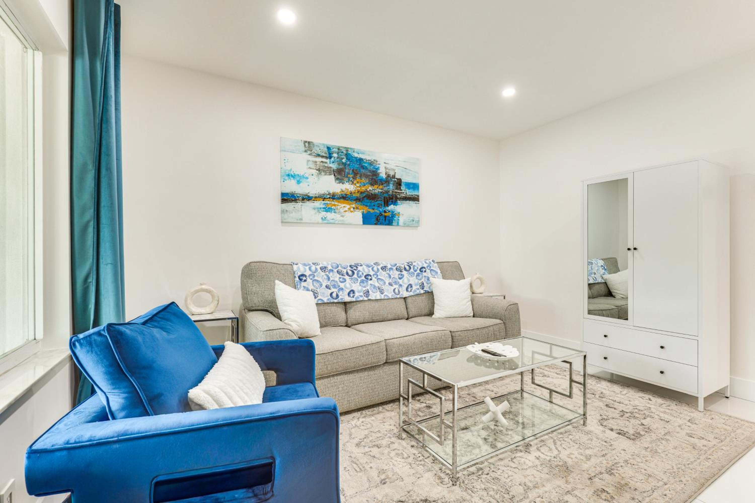 1 Mi to Las Olas Eats! Modern Apt with Shared Patio
