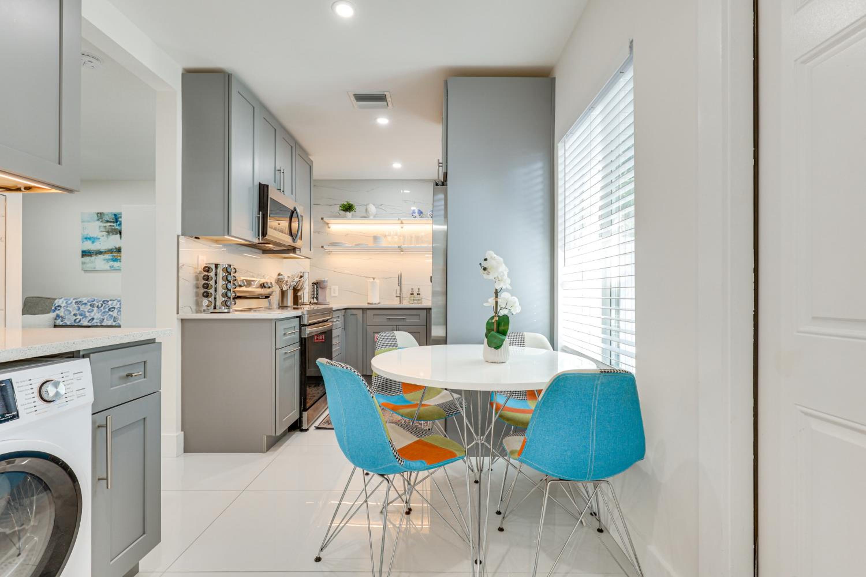 1 Mi to Las Olas Eats! Modern Apt with Shared Patio