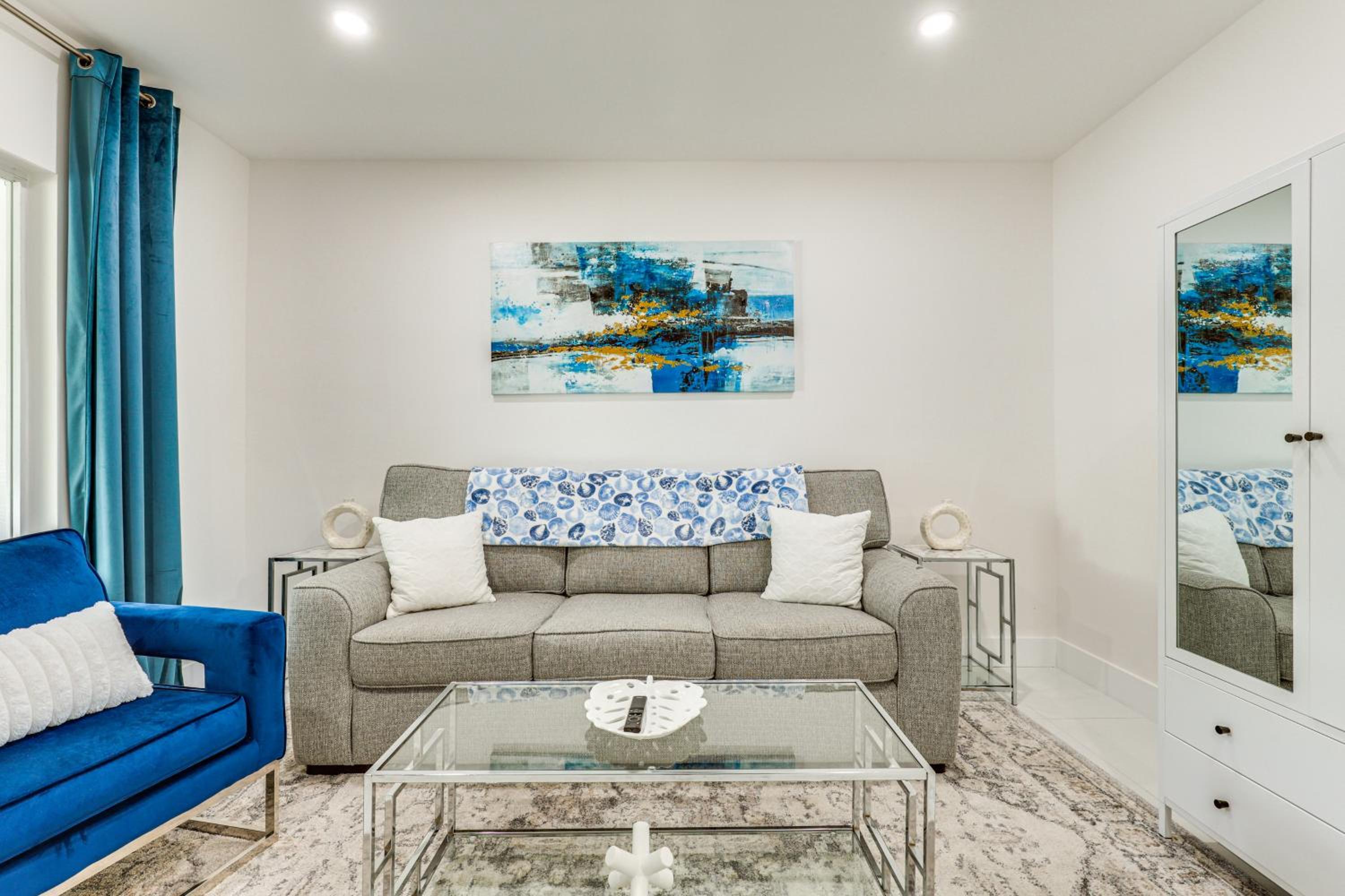 1 Mi to Las Olas Eats! Modern Apt with Shared Patio