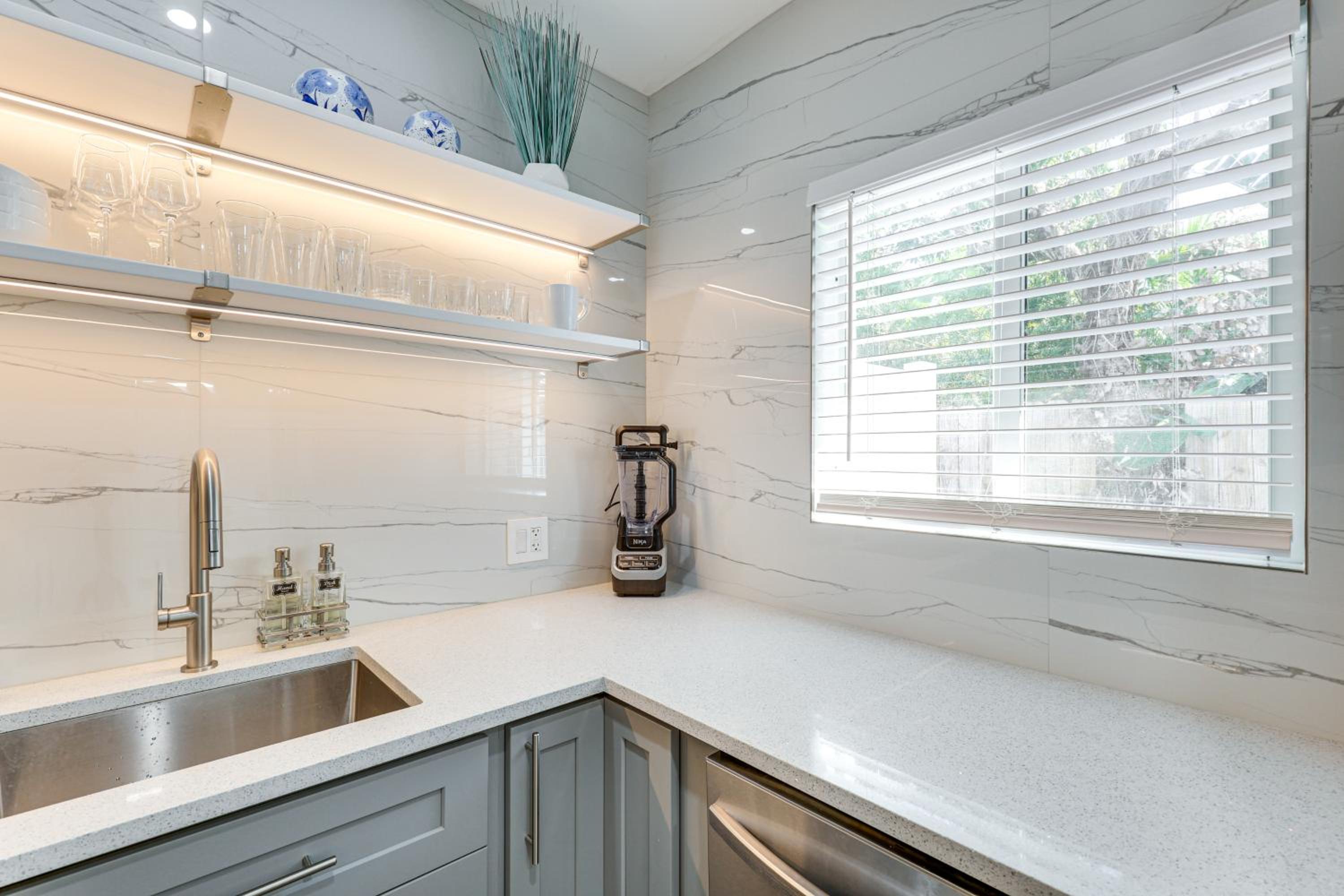 1 Mi to Las Olas Eats! Modern Apt with Shared Patio